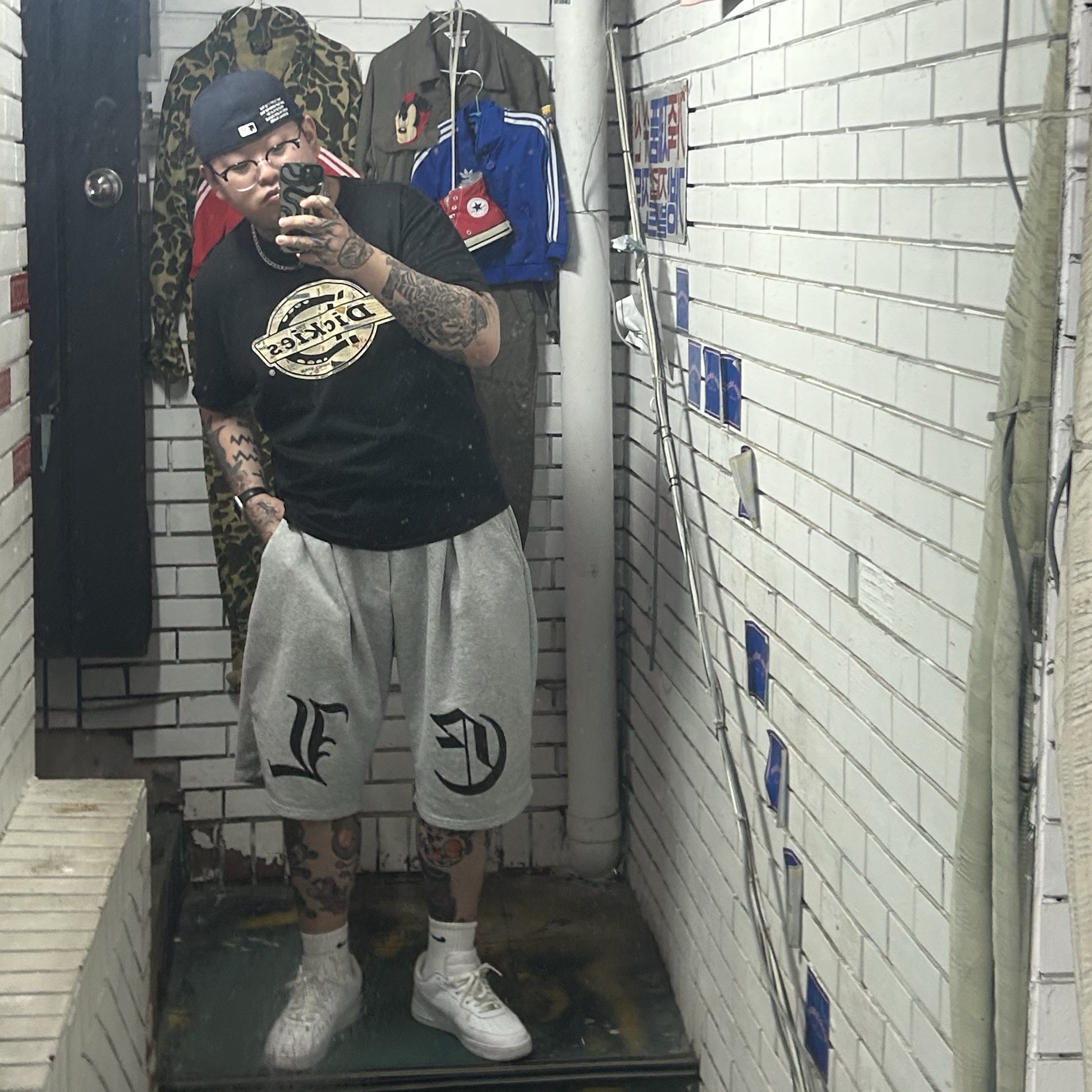 New Era 59Fifty MLB Authentic New York Yankees Game Navy, Nike Air Force 1 '07 Low White 착용 스타일