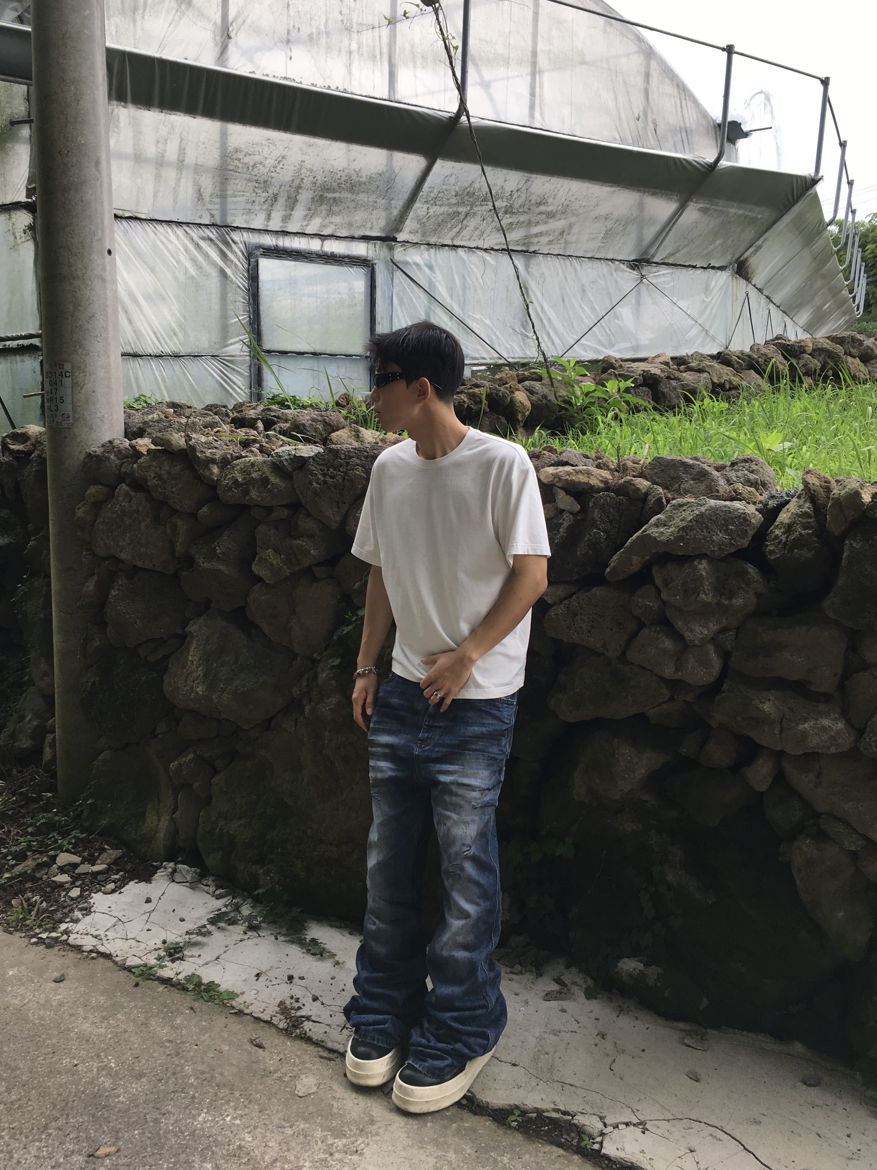 Rick Owens Hollywood Mega Bumper Geobasket in Full Grain Calf Leather Black Milk 착용 스타일 - 2