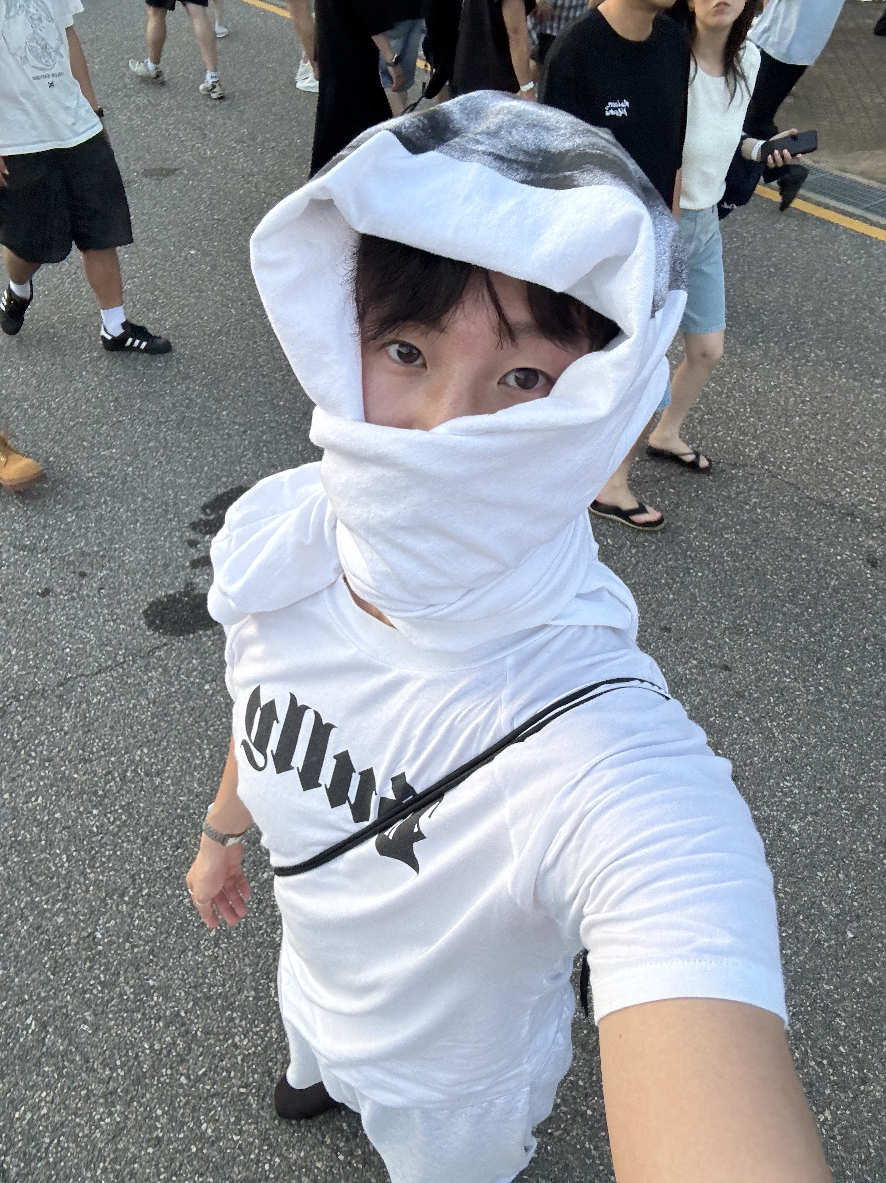 Yeezy x Gosha Rubchinskiy YZY Black Dogs Jogger Heather Grey, Yeezy YZY Pods Black 착용 스타일