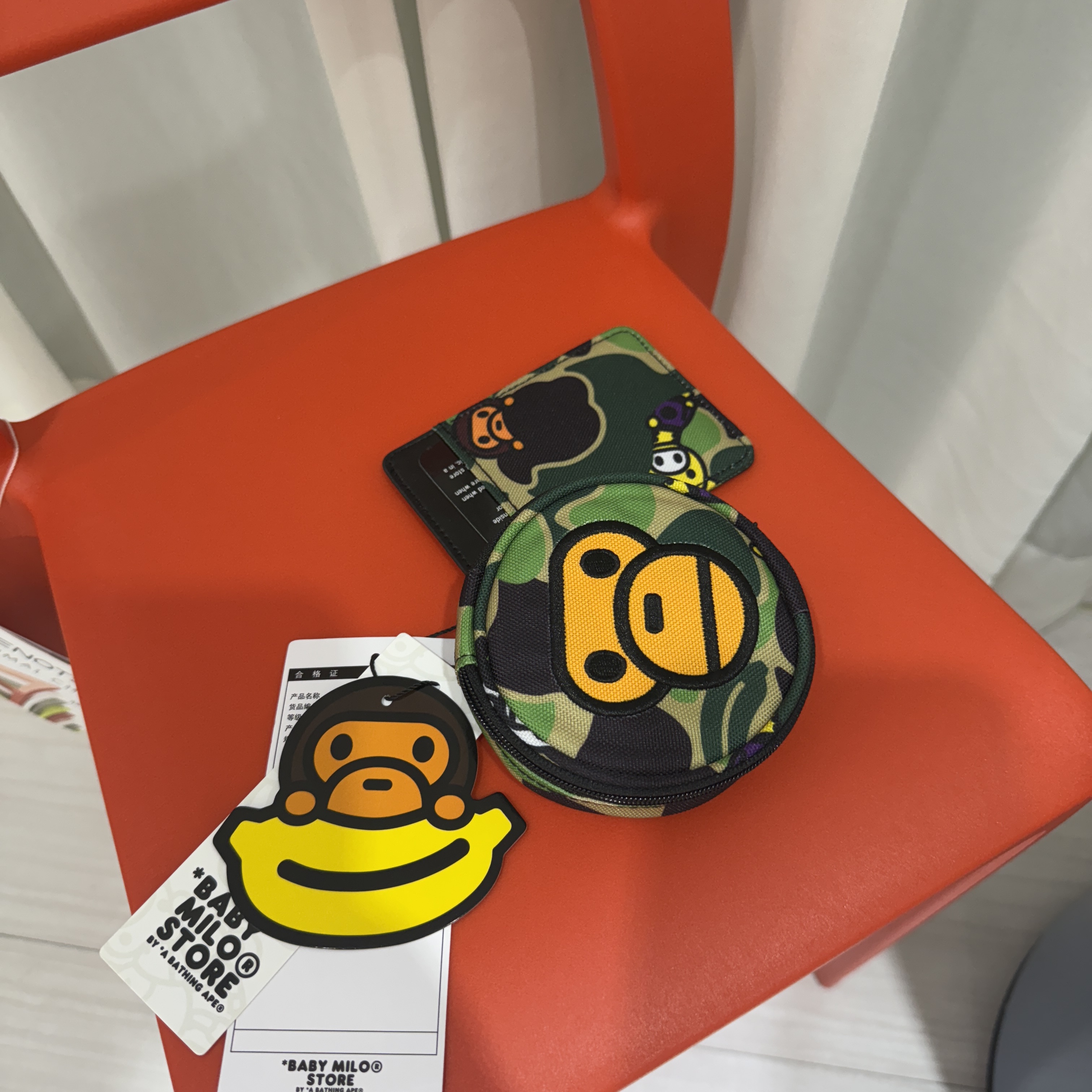 BAPE Baby Milo Mirror Card Holder Keychain Green Black 착용 스타일