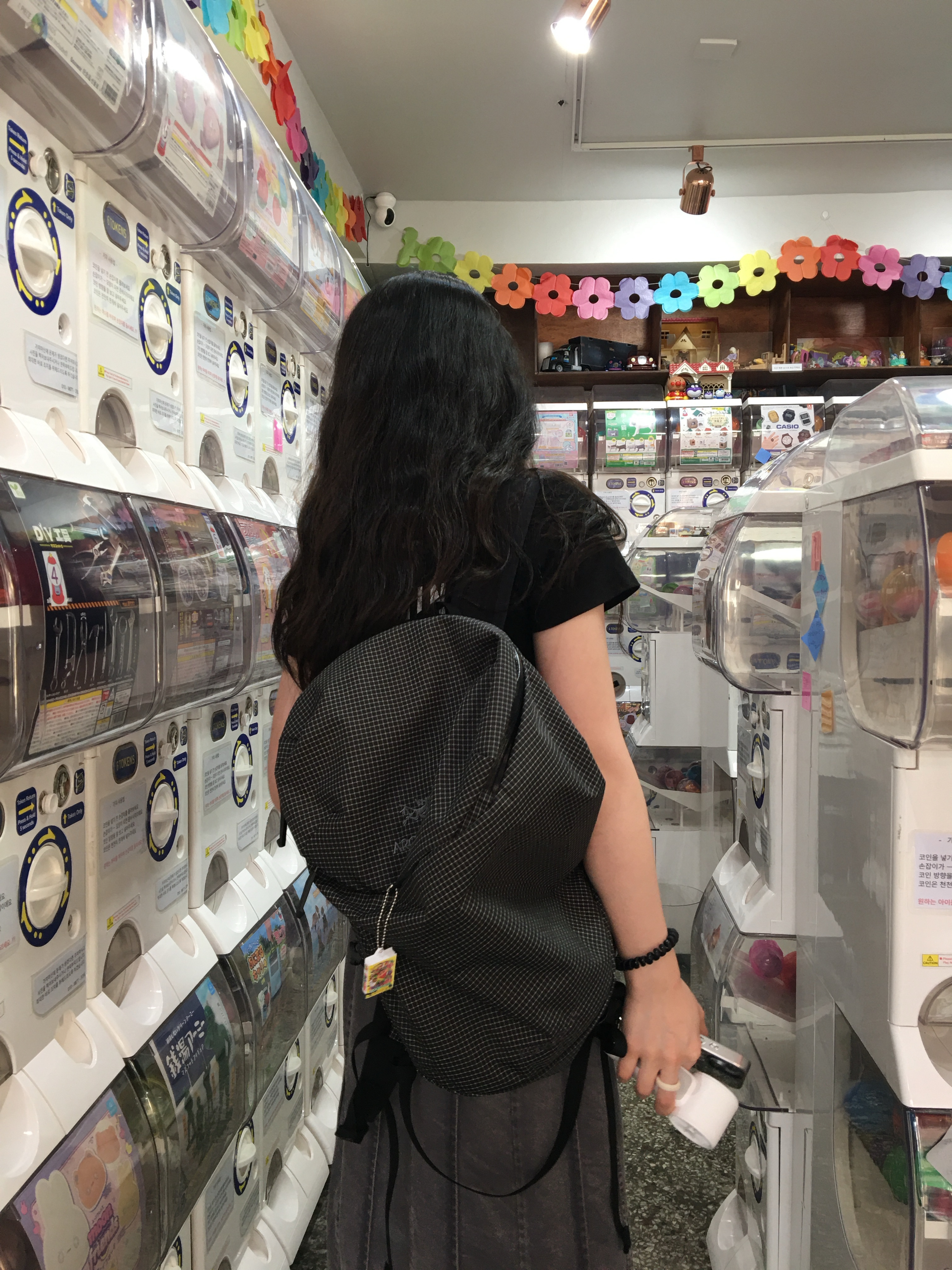 Arc'teryx Konseal 15 Backpack Black, (Kids) Deus Ex Machina College Seoul T-Shirt Black 착용 스타일