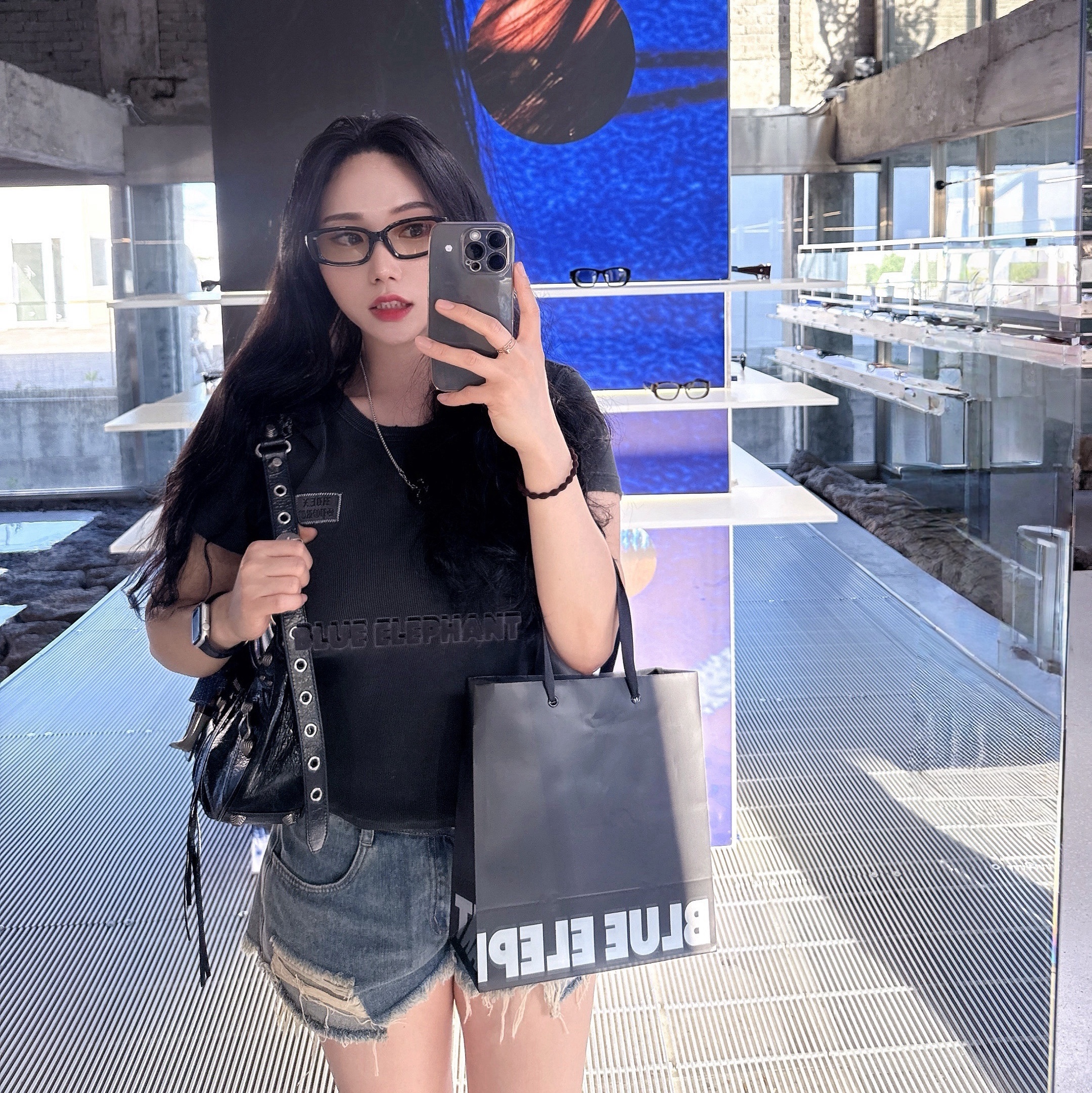 Balenciaga Le Cagole Small Shoulder Bag Black, Diesel Dx1168040 Stainless Steel Double Pendant Necklace Silver 착용 스타일 - 2