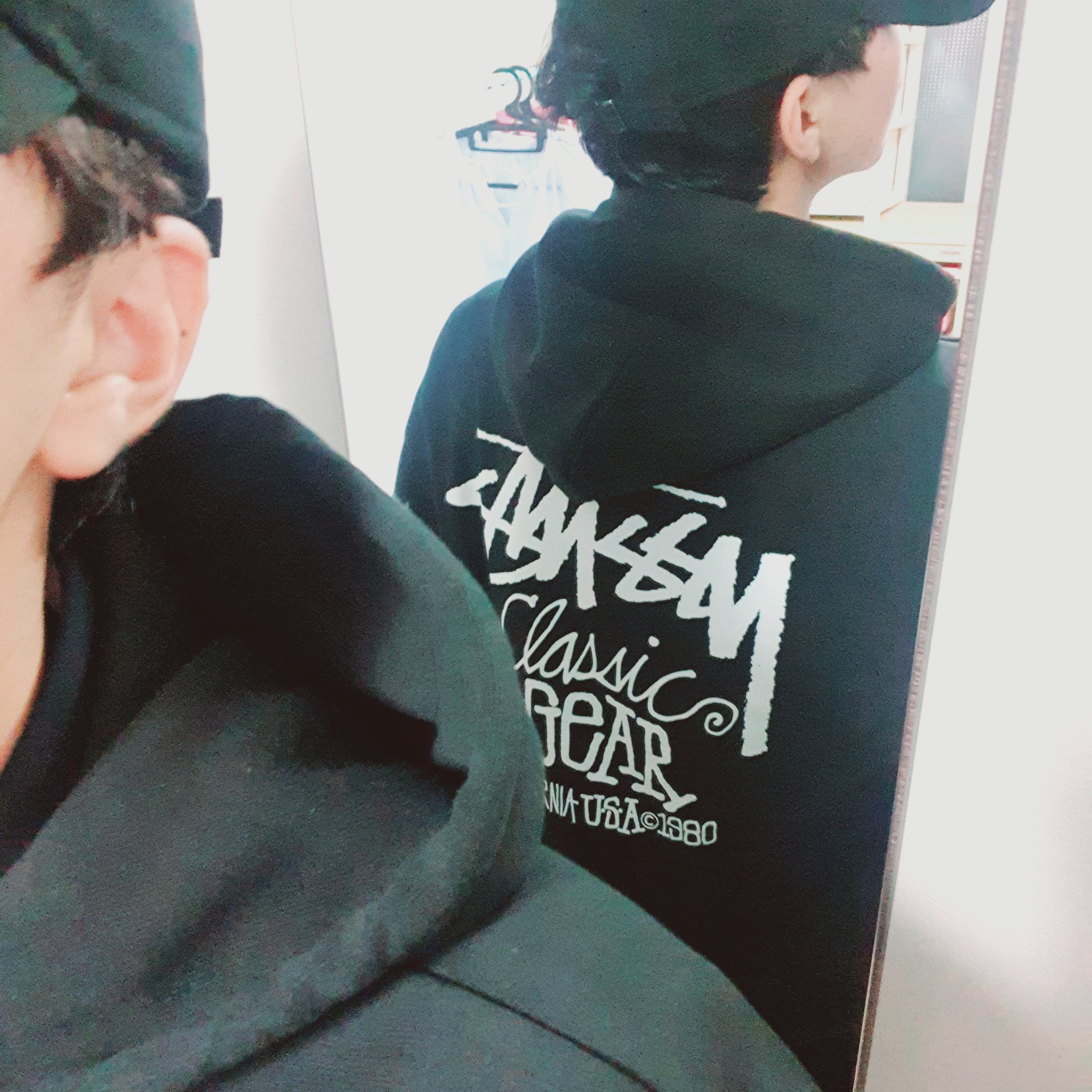 Stussy Classic Gear Hoodie Black, Stussy Basic New Era 9Twenty Basic Strapback Black 착용 스타일 - 2