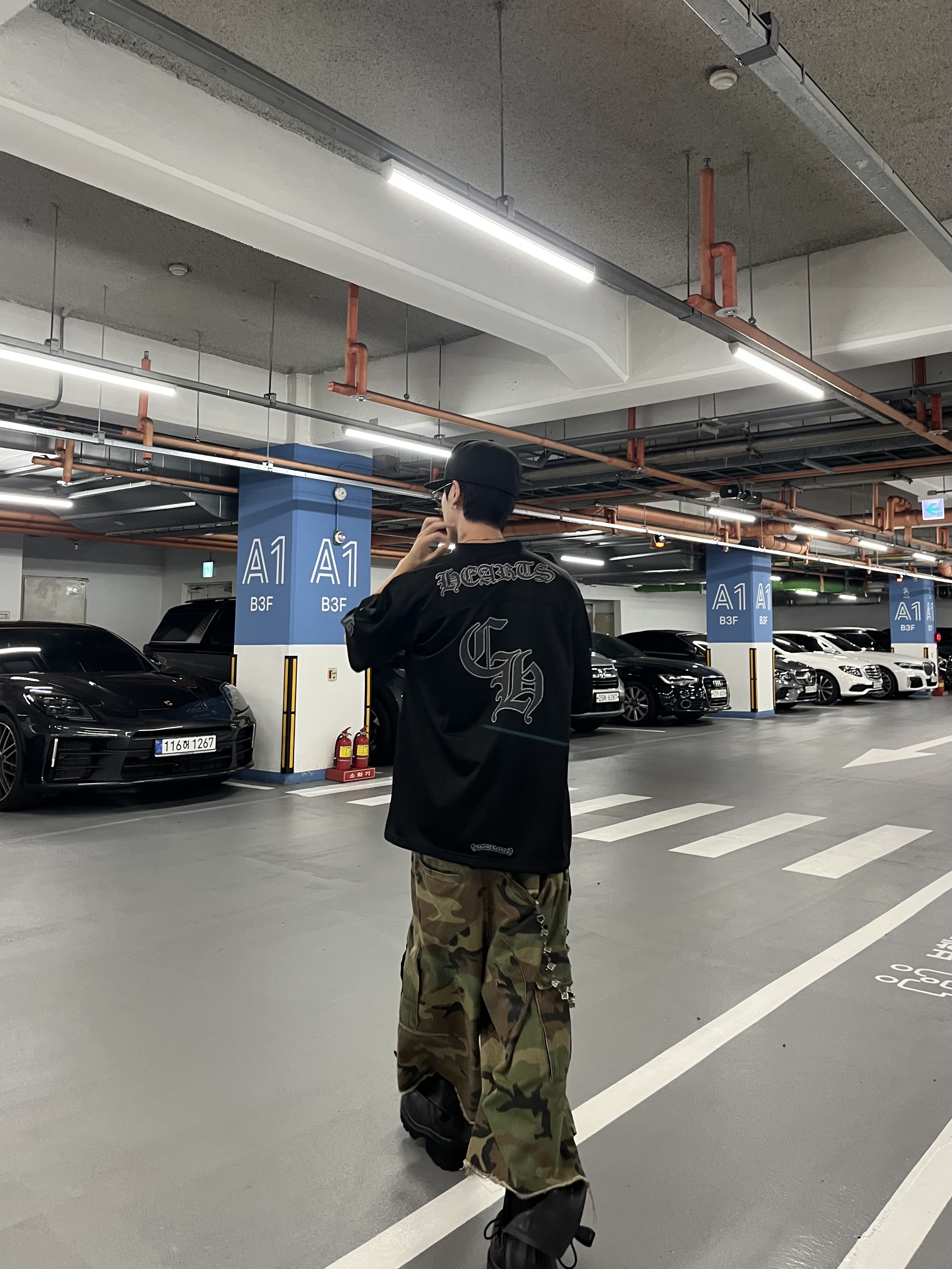 NOD Stone Washed Cargo Shorts Camo, Chrome Hearts Mesh Stadium Jersey Black 착용 스타일 - 2