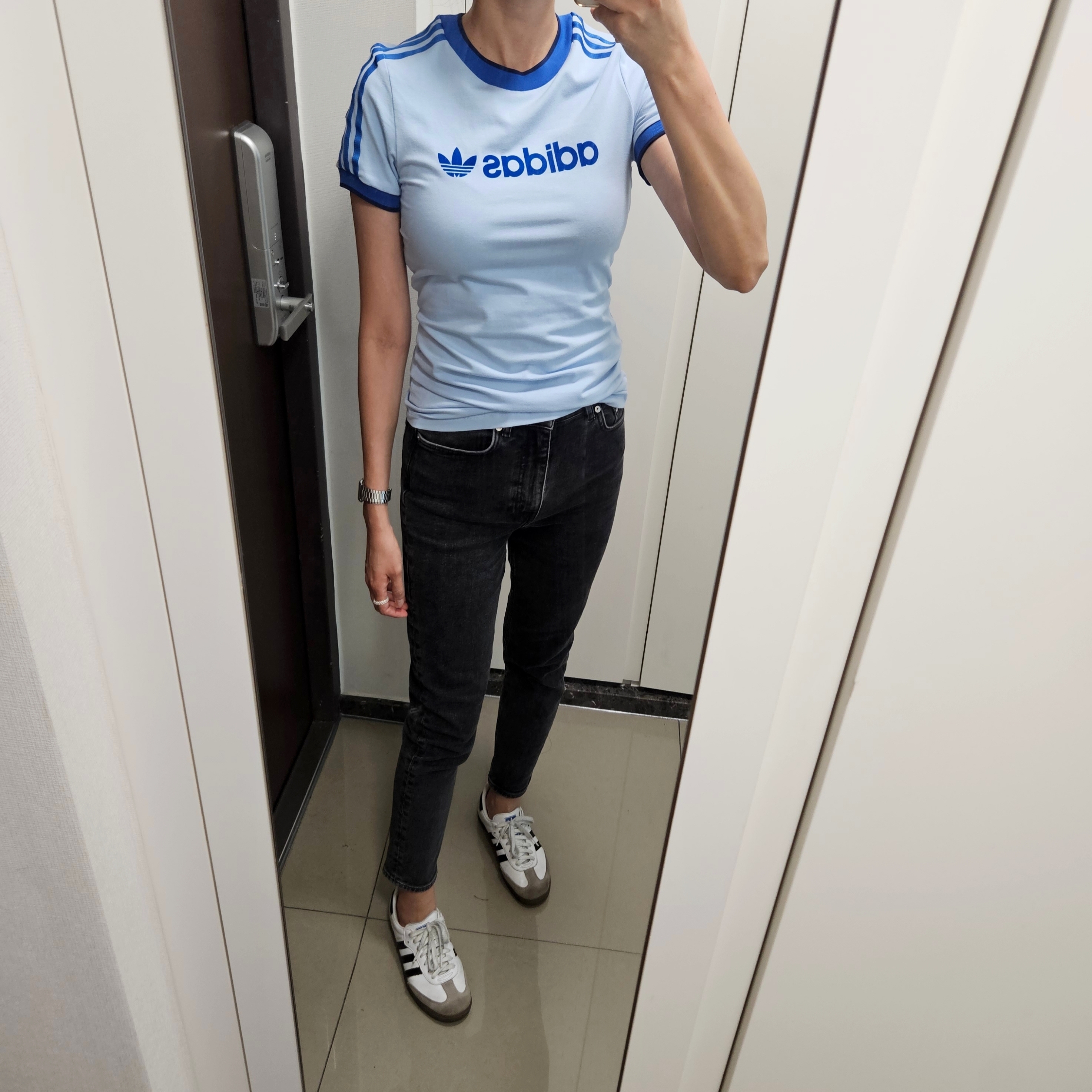 (W) Adidas Graphic Badge Slim 3S T-Shirt Clear Sky - US Sizing, Adidas Samba OG Cloud White 착용 스타일 - 3