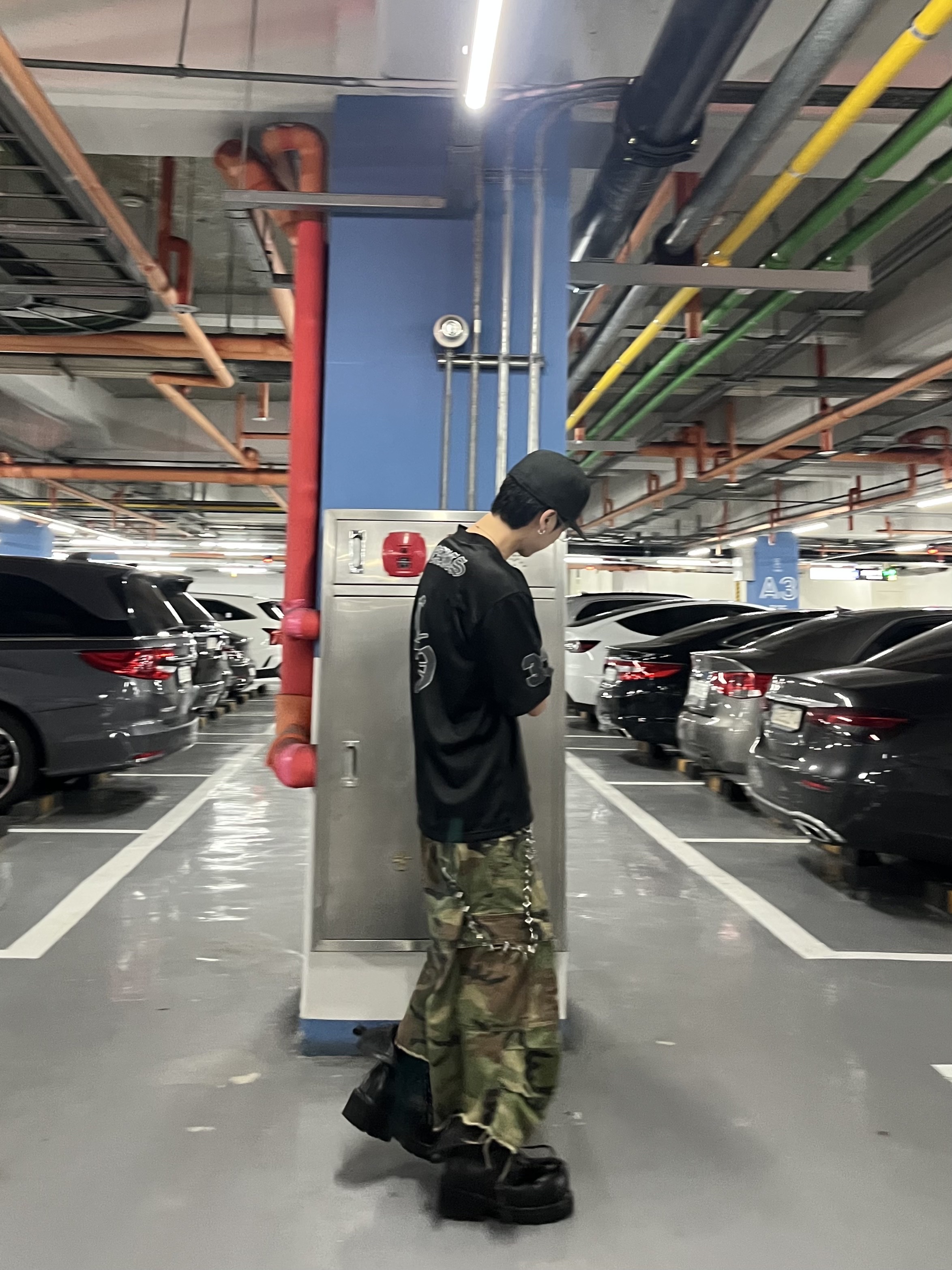 NOD Stone Washed Cargo Shorts Camo, Chrome Hearts Mesh Stadium Jersey Black 착용 스타일 - 1