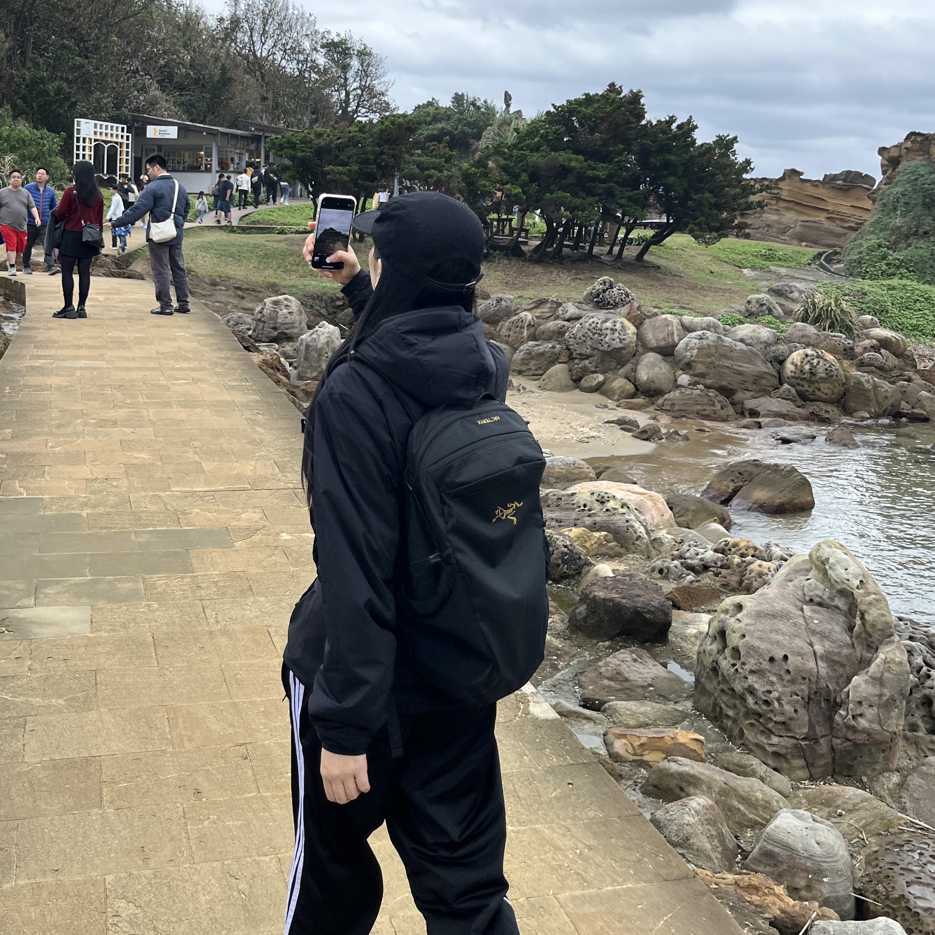 Arc'teryx Mantis 26 Backpack Black, (W) Adidas Originals Firebird Loose Track Pants Black - KR Sizing 착용 스타일