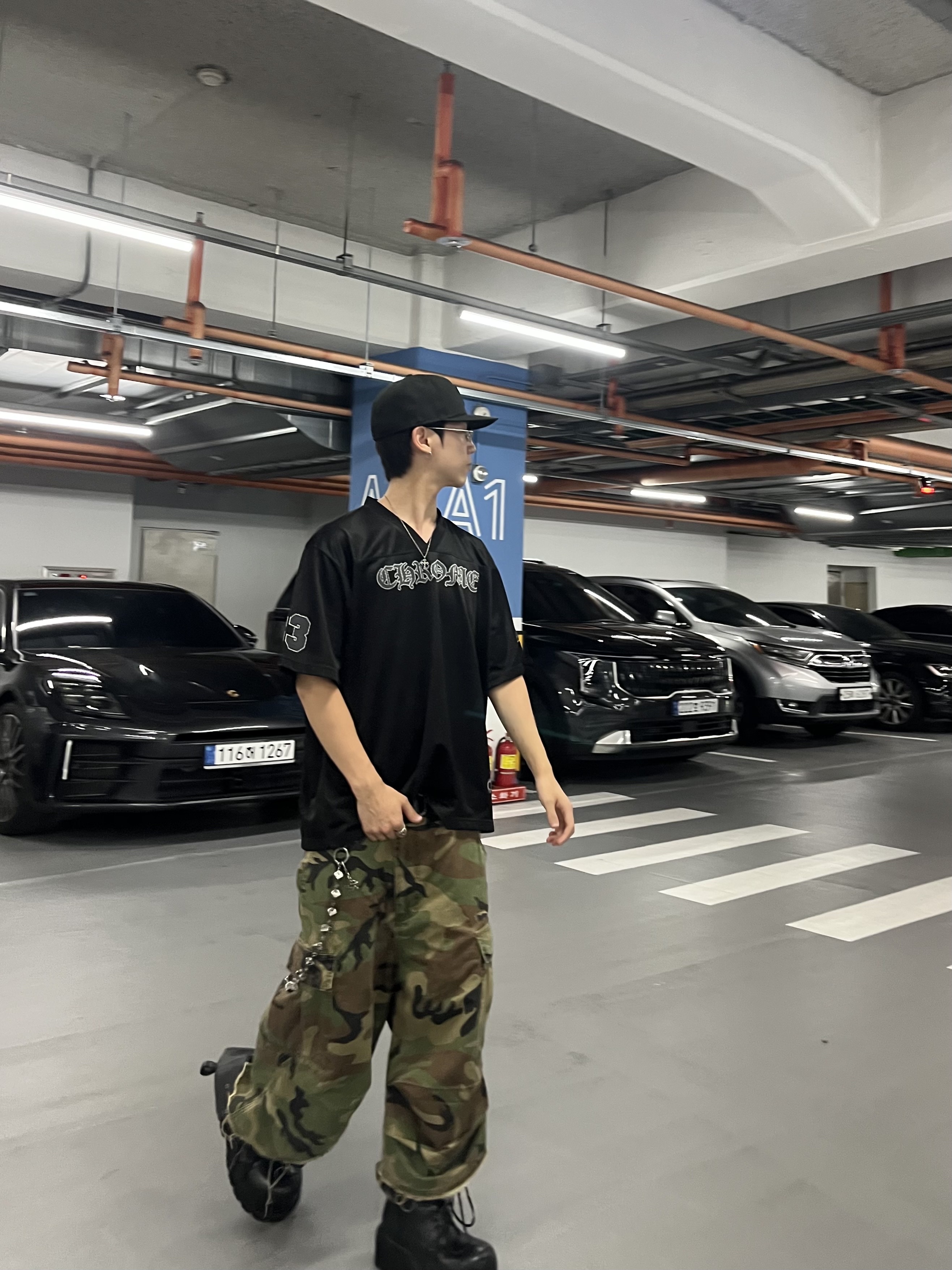 NOD Stone Washed Cargo Shorts Camo, Chrome Hearts Mesh Stadium Jersey Black 착용 스타일 - 3