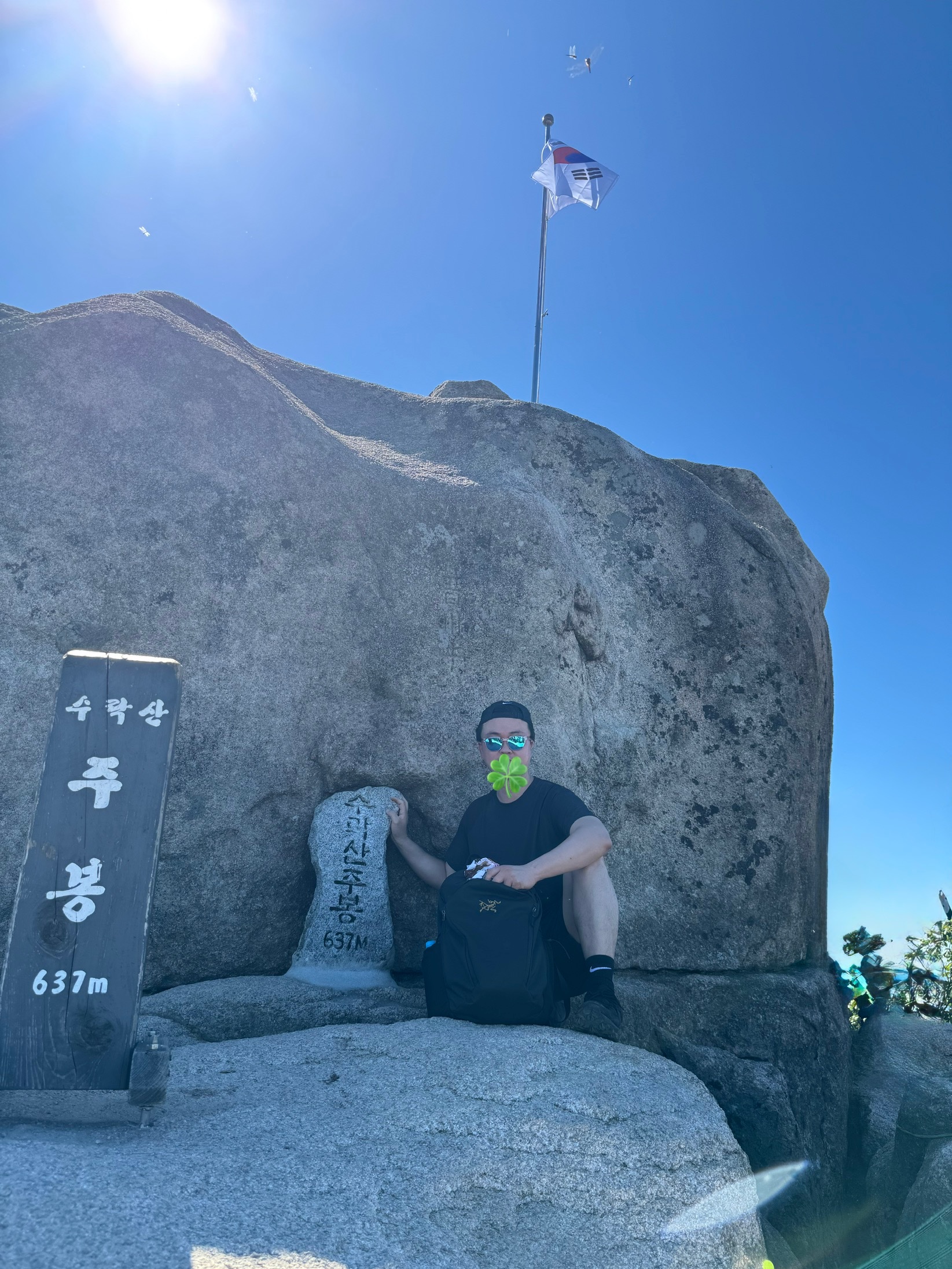 Arc'teryx Mantis 26 Backpack Black, Oakley Holbrook XL Grey Smoke Frame Prizm Sapphire Polarized Lenses High Bridge Fit 착용 스타일
