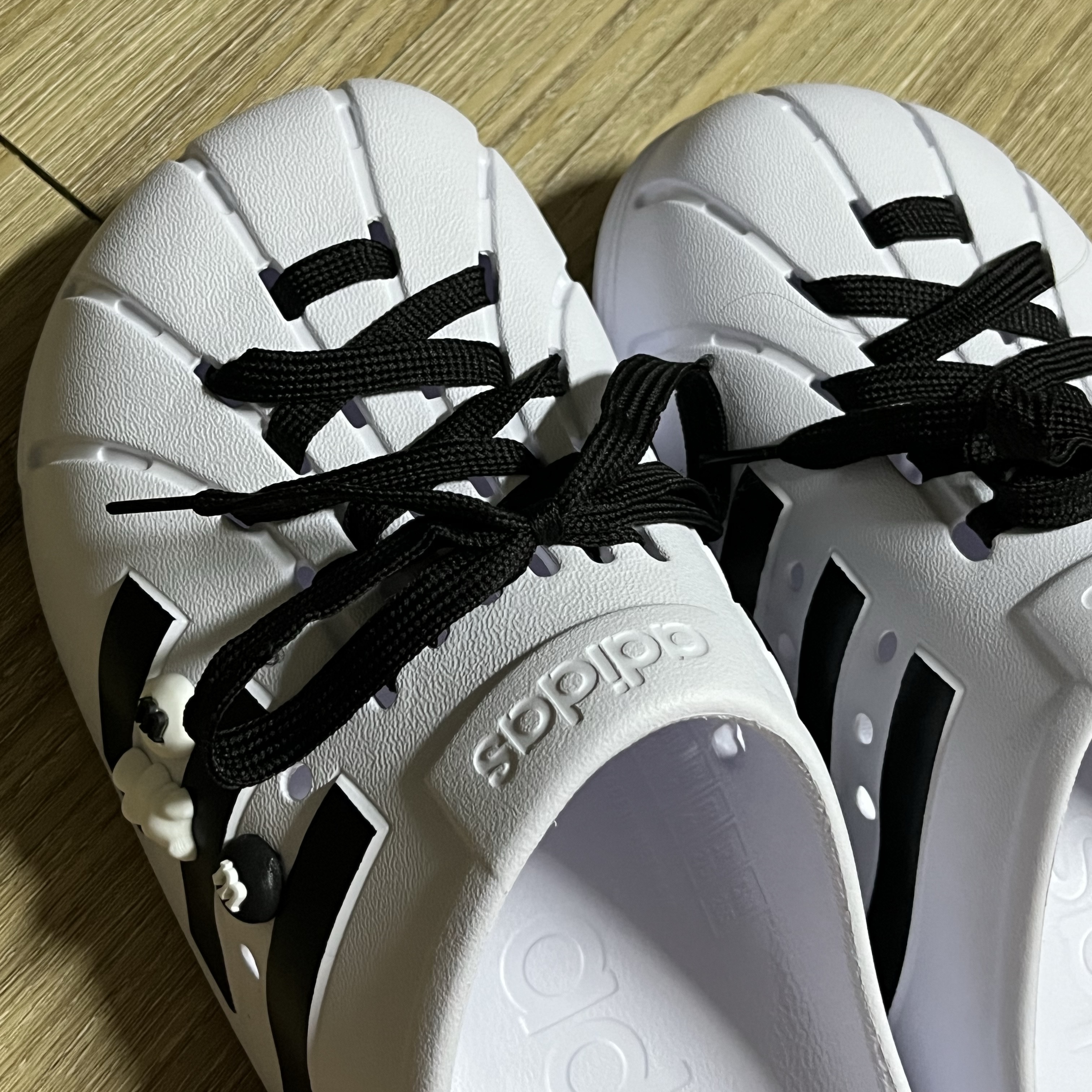 Adidas Adilette Clog White Black 착용 스타일 - 1