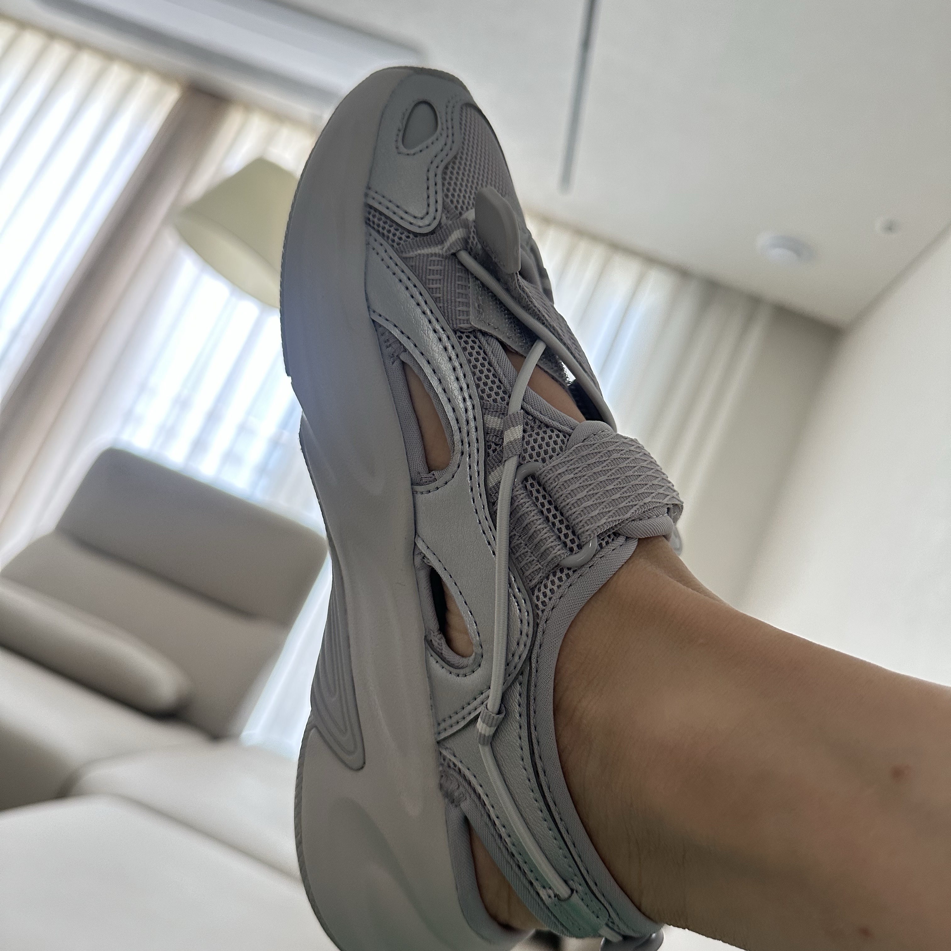 (W) Adidas Ozwave Sandal Grey Two Silver Metallic 착용 스타일 - 3