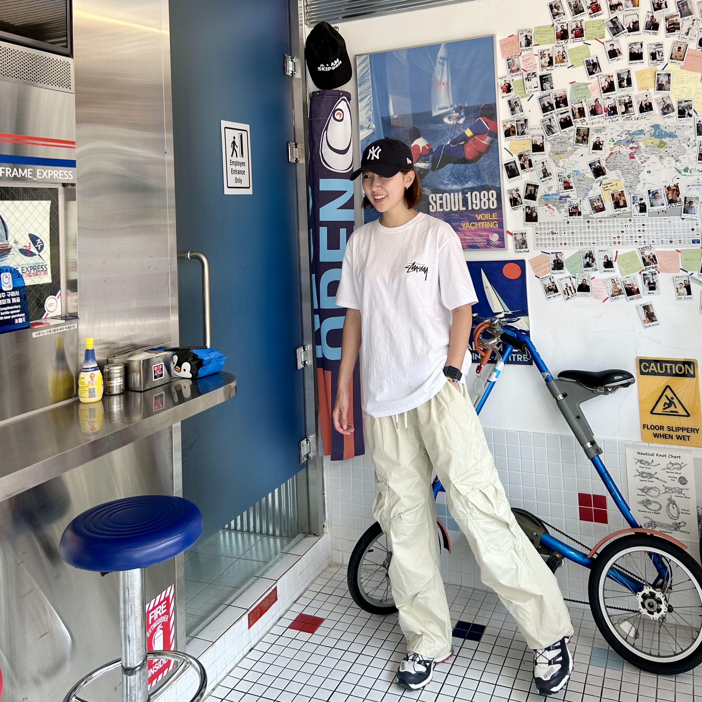 New Era x MoMA New York Yankees Cap Navy, Stussy Diced Out T-Shirt White 착용 스타일 - 5