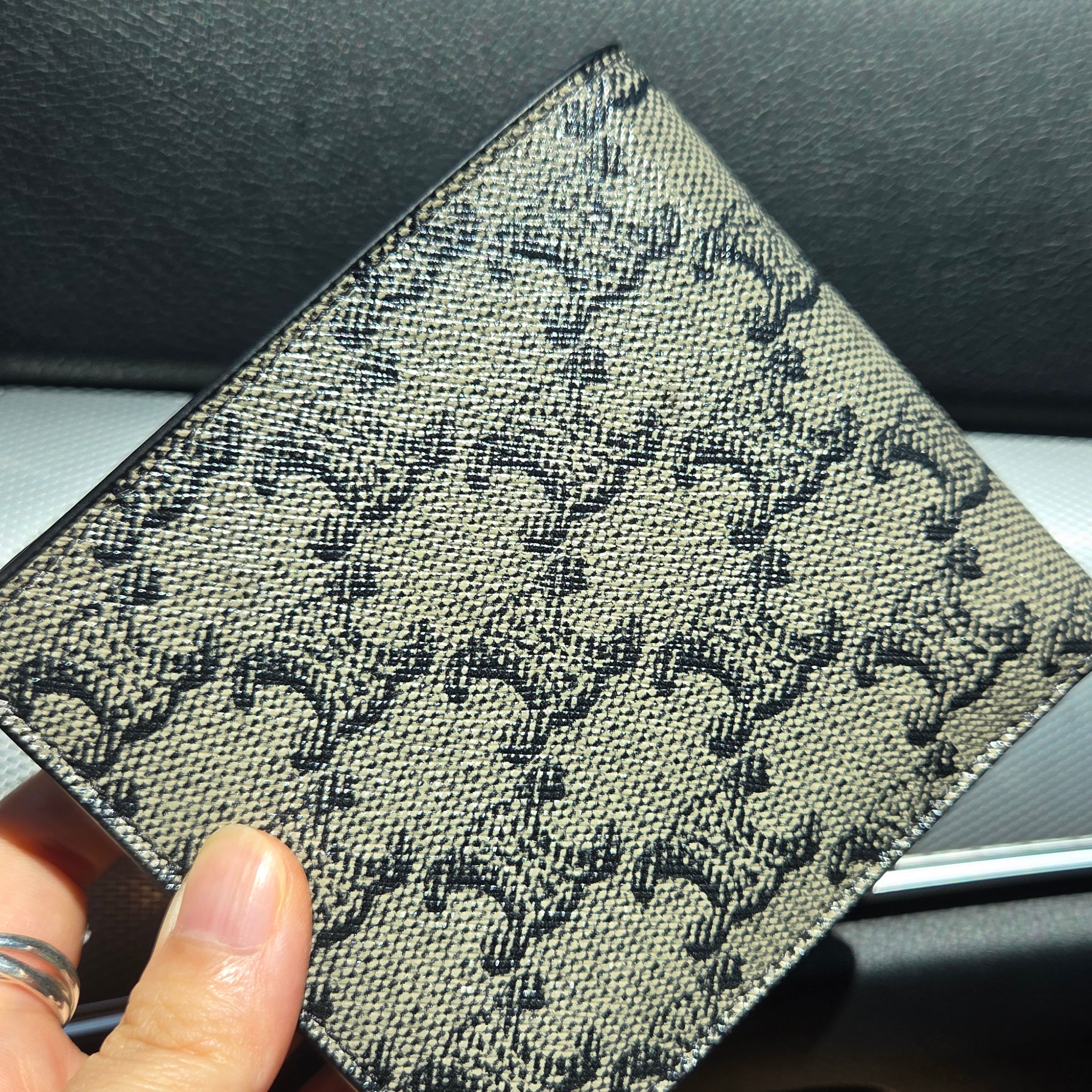 Celine Bi-Fold Wallet with Coin in Triomphe Canvas Vintage Beige 착용 스타일 - 1