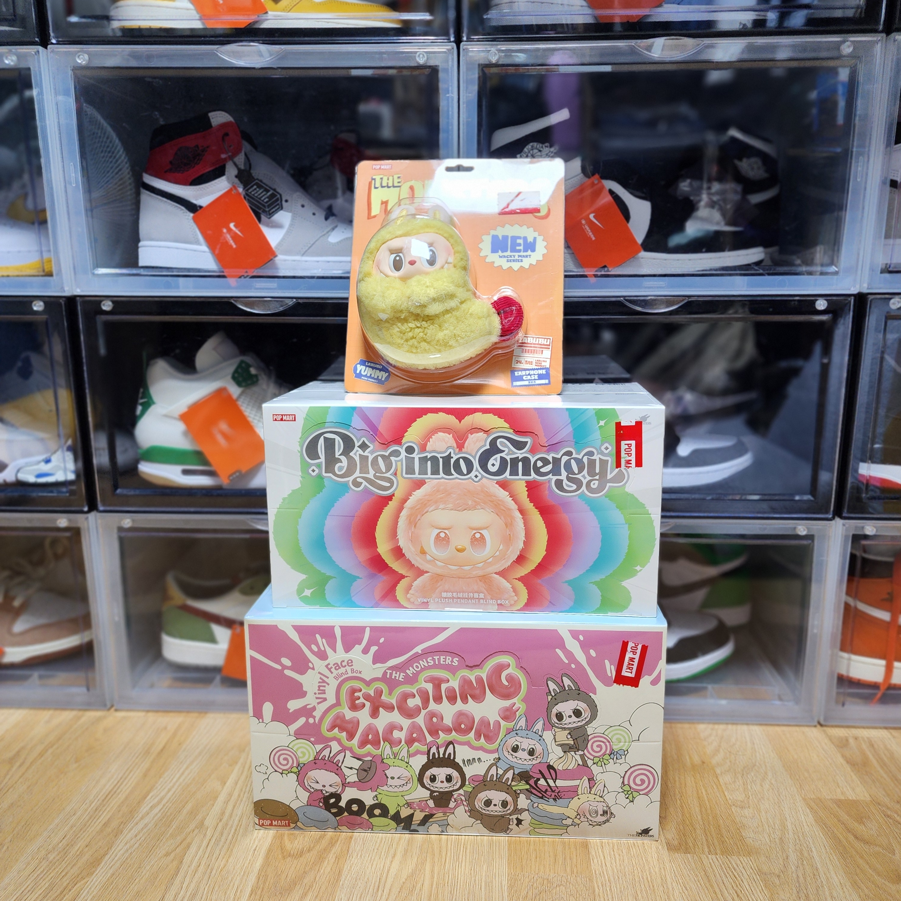Pop Mart Labubu The Monsters Labubu Tasty Macarons Series Sesame Bean Keyring (Opened Case), Pop Mart Labubu The Monsters Labubu Tasty Macarons Series Lyche Berry Keyring 착용 스타일 - 2