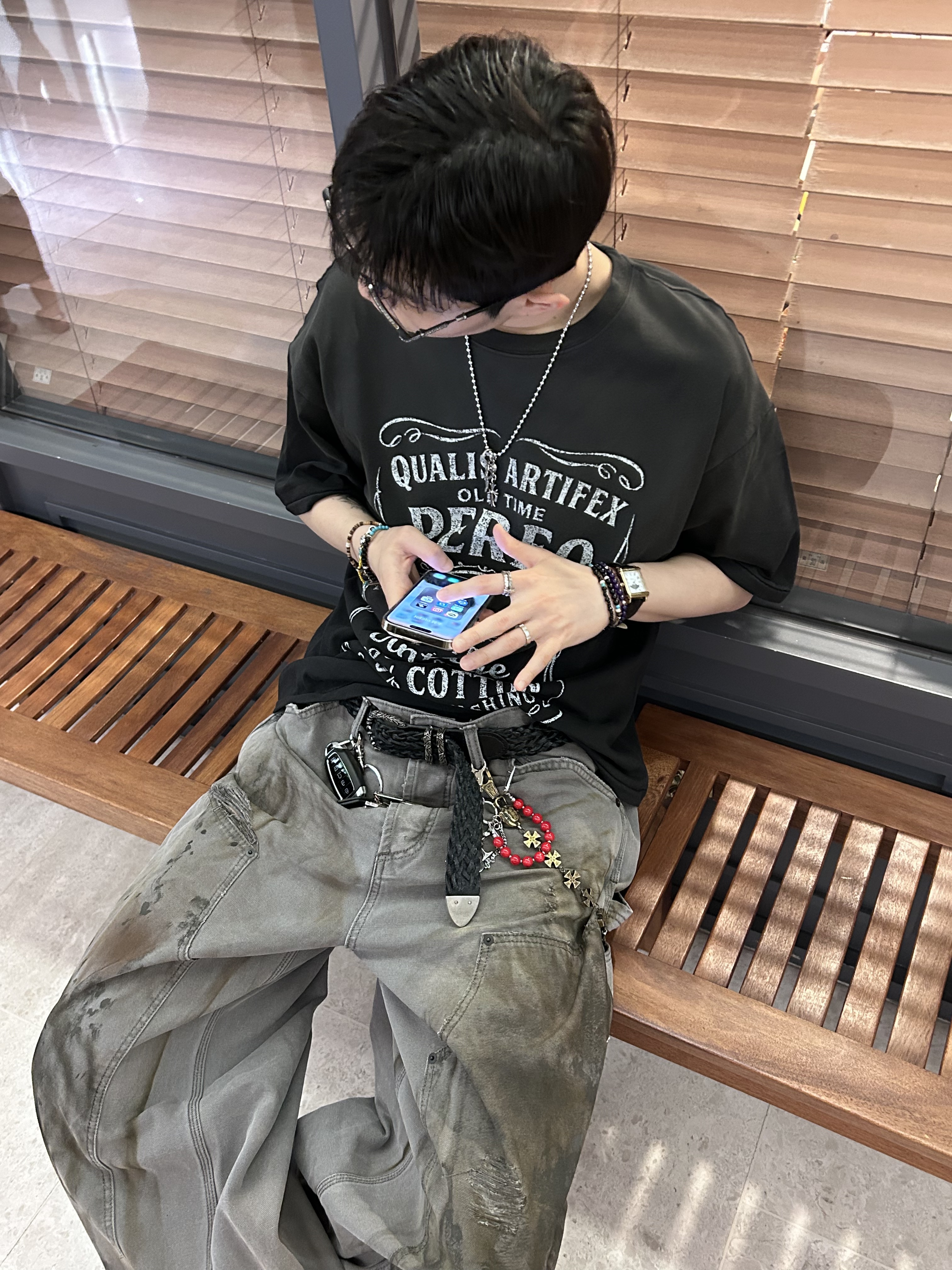 Farfromwhat Far F Beads Keyring Red, Farfromwhat Far Weaving Belt Black 착용 스타일 - 1
