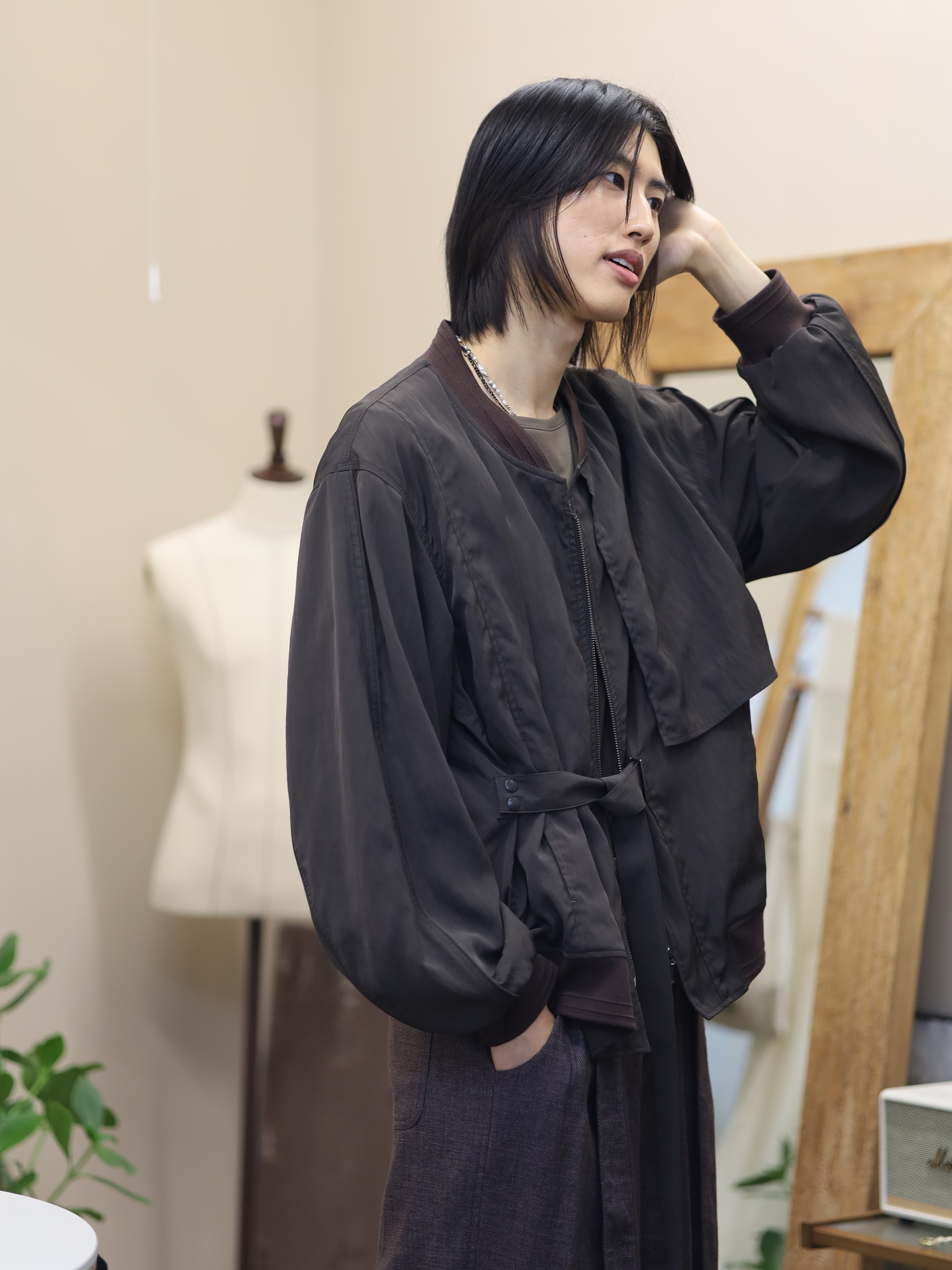 NA A NANA Wavy Strap Blouson Olive Brown, NA A NANA Slim Fit T-Shirt Brown 착용 스타일