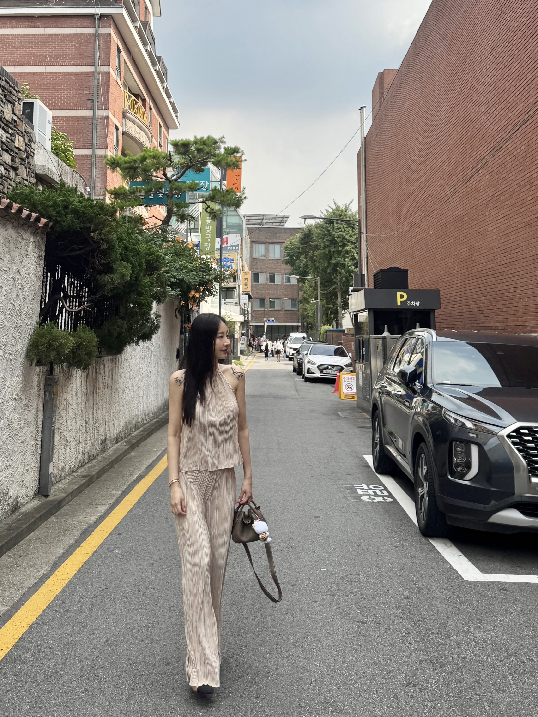 Hermes Lindy II Mini Bag Clemence & Palladium Etoupe 착용 스타일 - 1