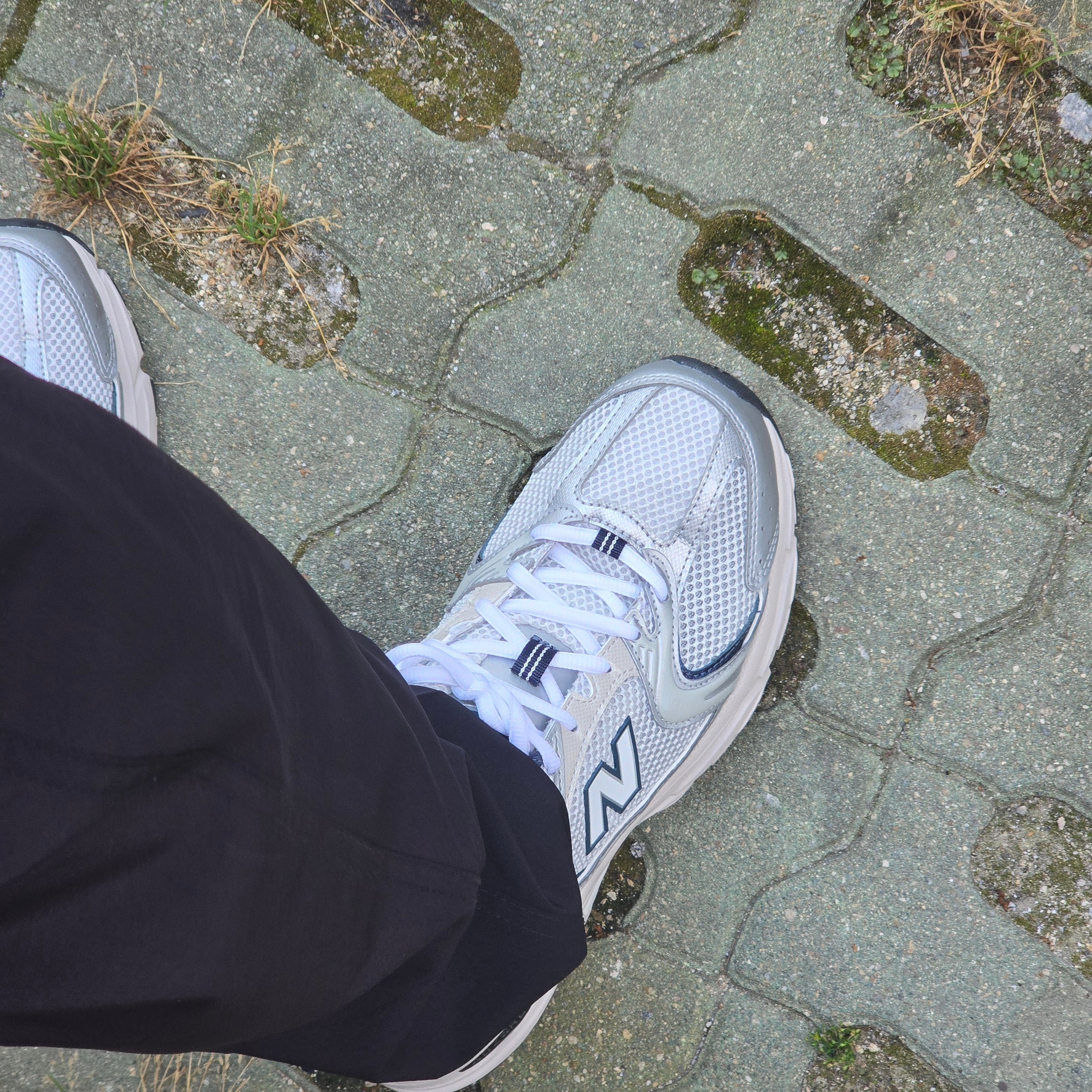 New Balance 530 Steel Grey 착용 스타일 - 1