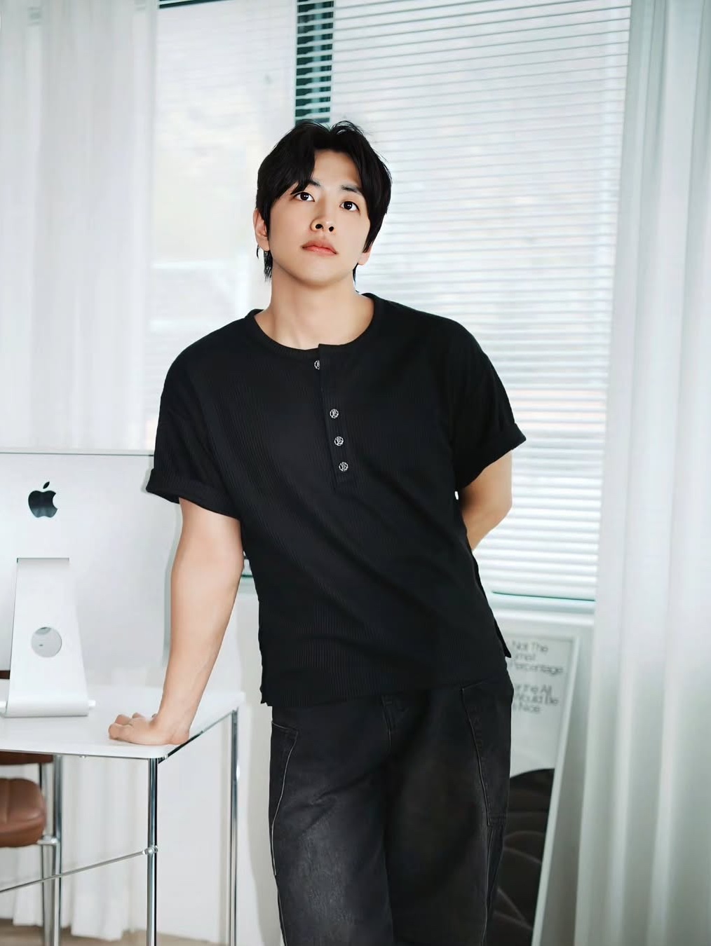 WESLEY HYUSTON W Metal Button Henley Neck Knit Black 착용 스타일 - 3