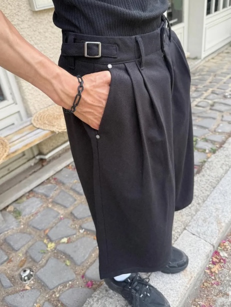 WESLEY HYUSTON Buckle Detail Two Tuck Bermuda Slacks Black 착용 스타일 - 2