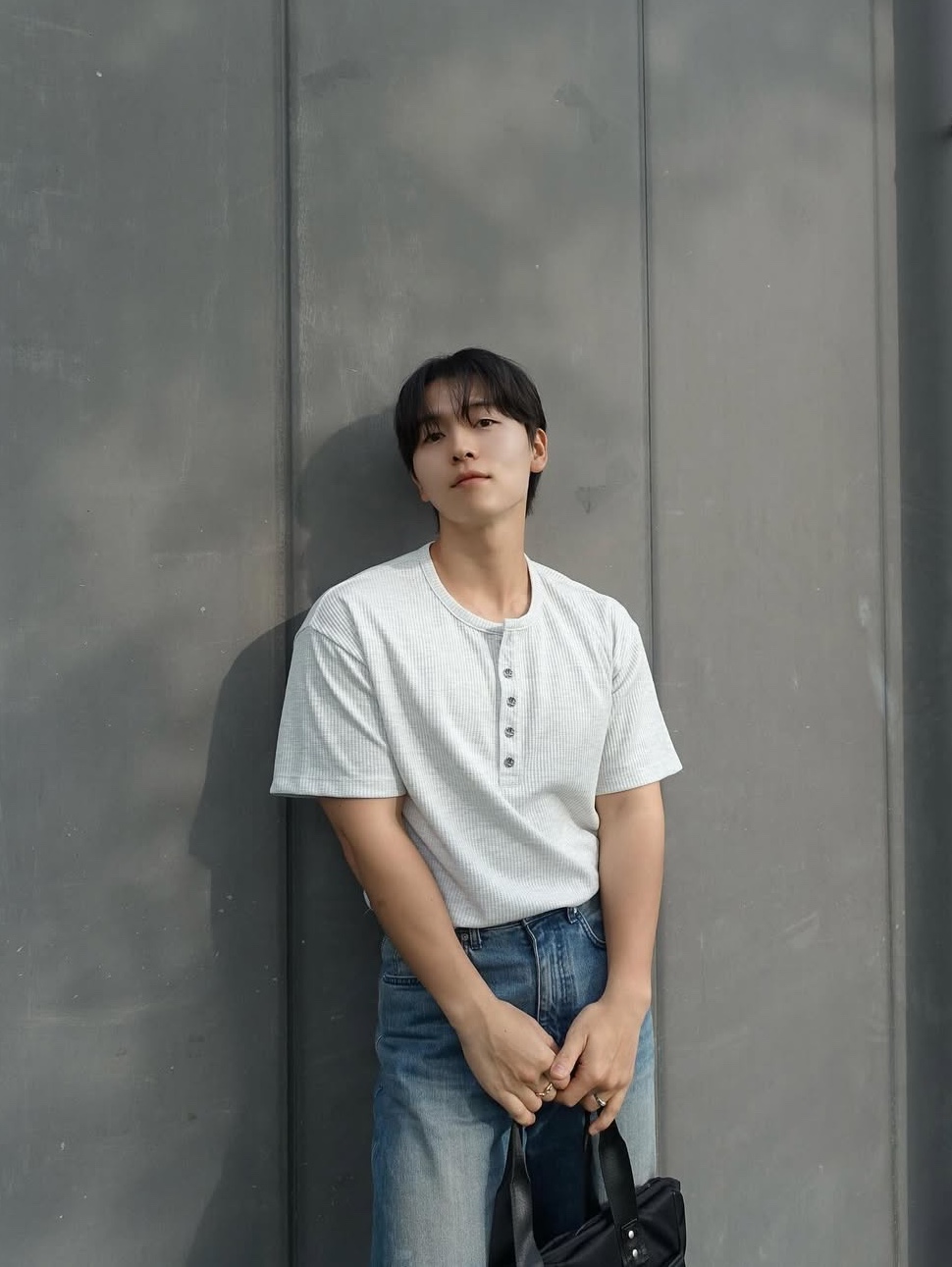 WESLEY HYUSTON W Metal Button Henley Neck Knit Grey 착용 스타일 - 1
