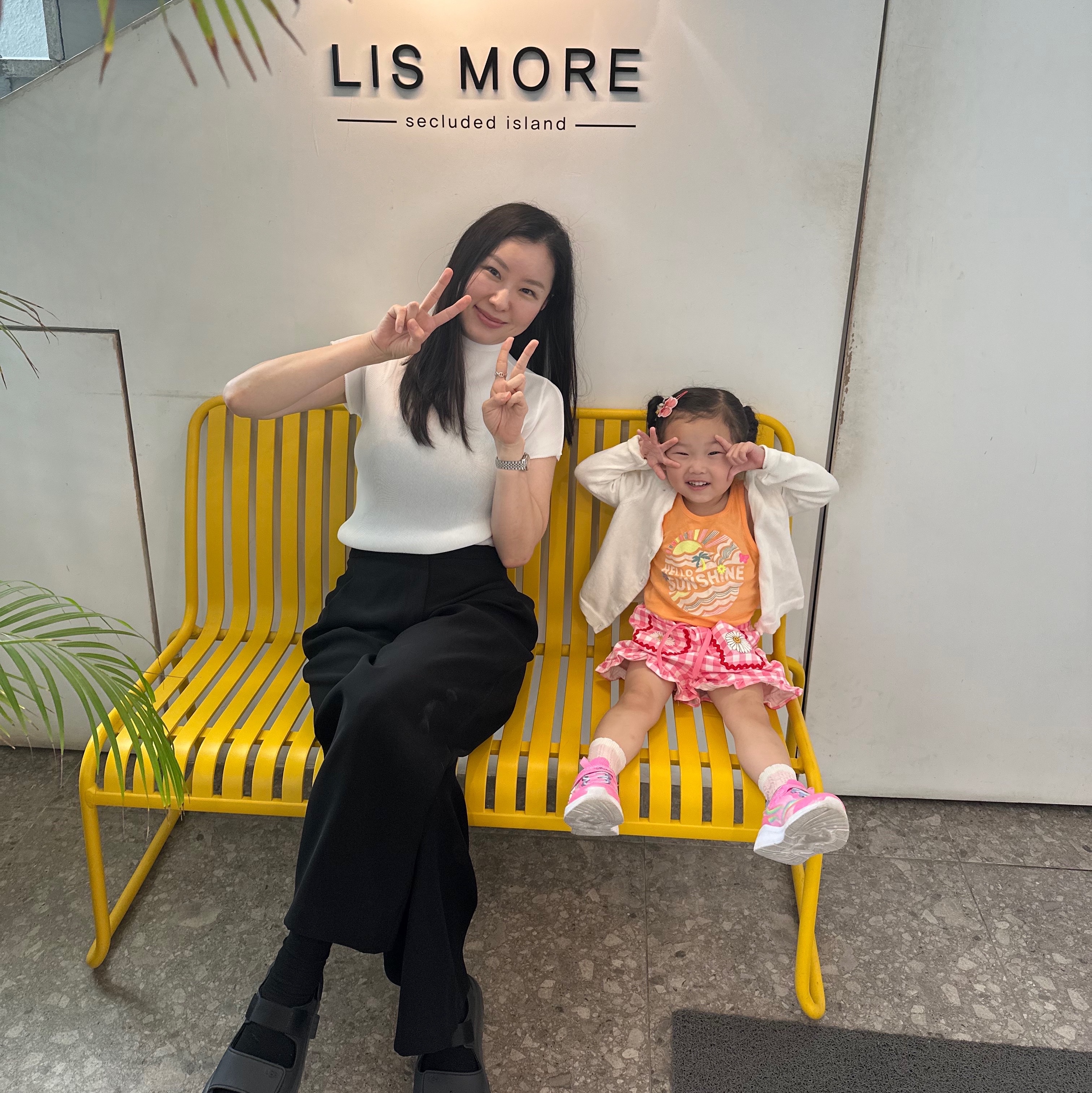 (W) Pleats Please Issey Miyake Mist Basics Top White, (Kids) UGG GoldenGlow Bison Black 착용 스타일 - 1