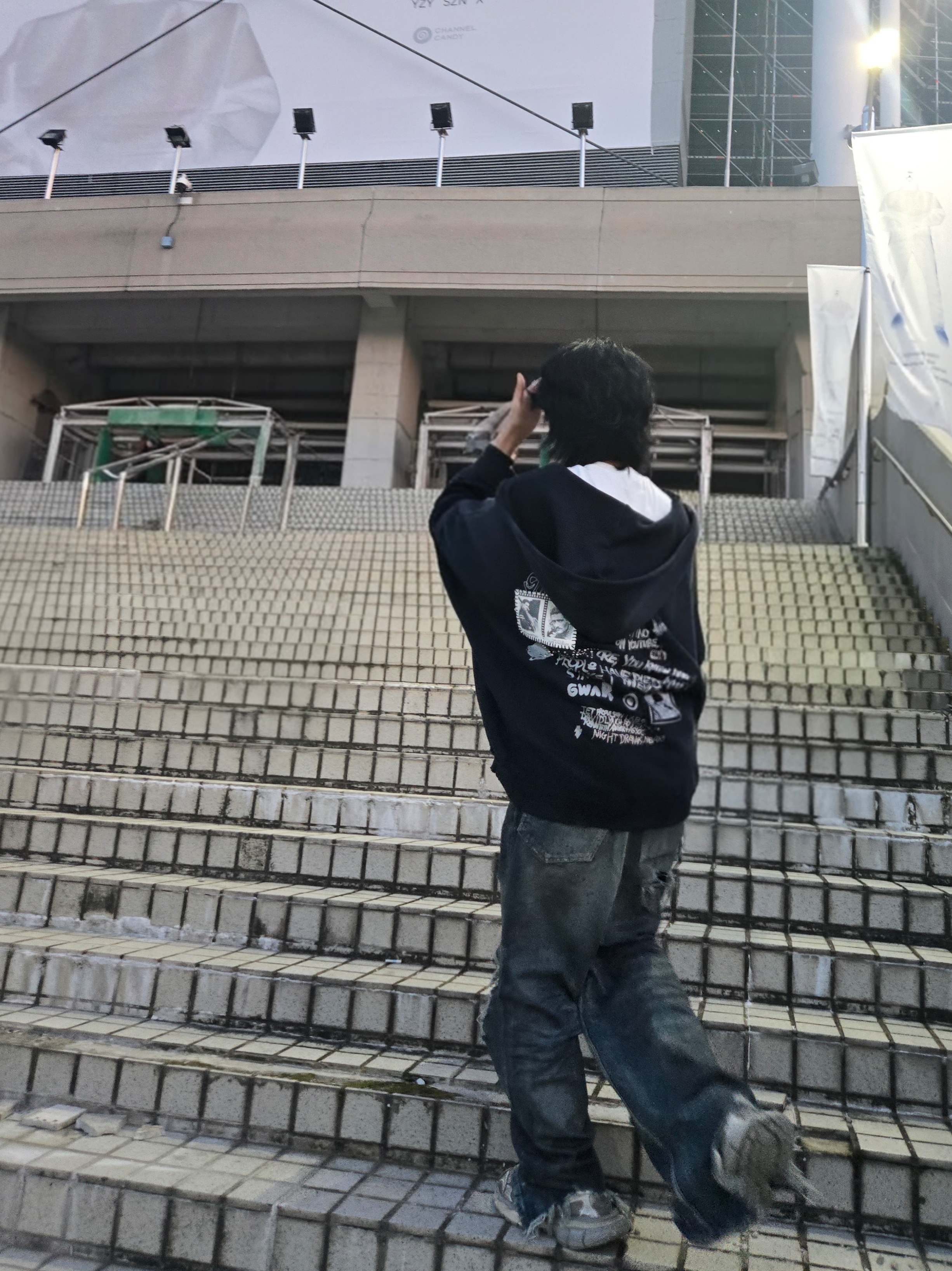 Paly Hollywood Birdman Of Silver Lake Zip Hooded Sweatshirt Black, Balenciaga 3XL Sneakers Light Beige 착용 스타일 - 2