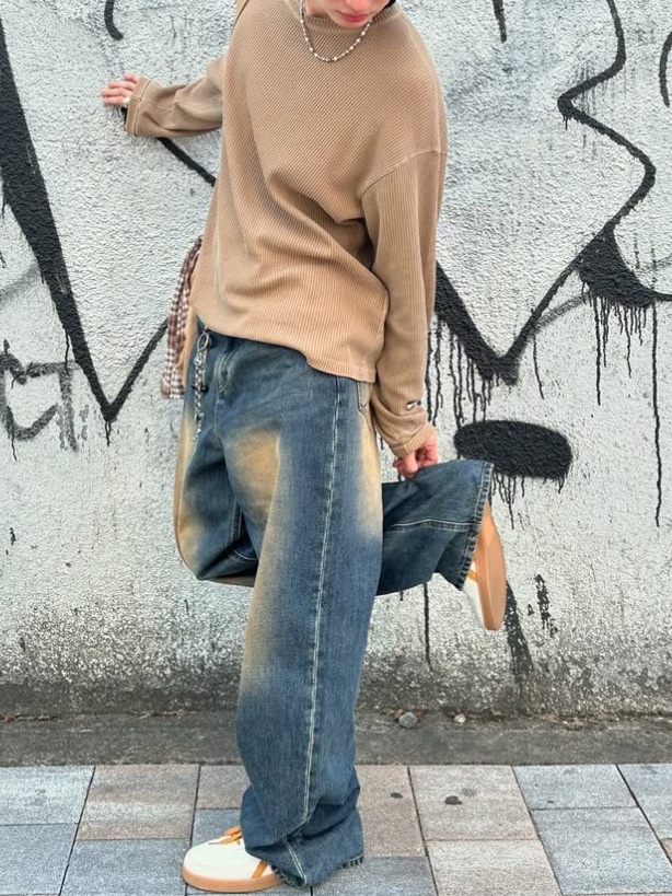 WESLEY HYUSTON Double Belt Loop Wide Denim Pants Brown 착용 스타일 - 2