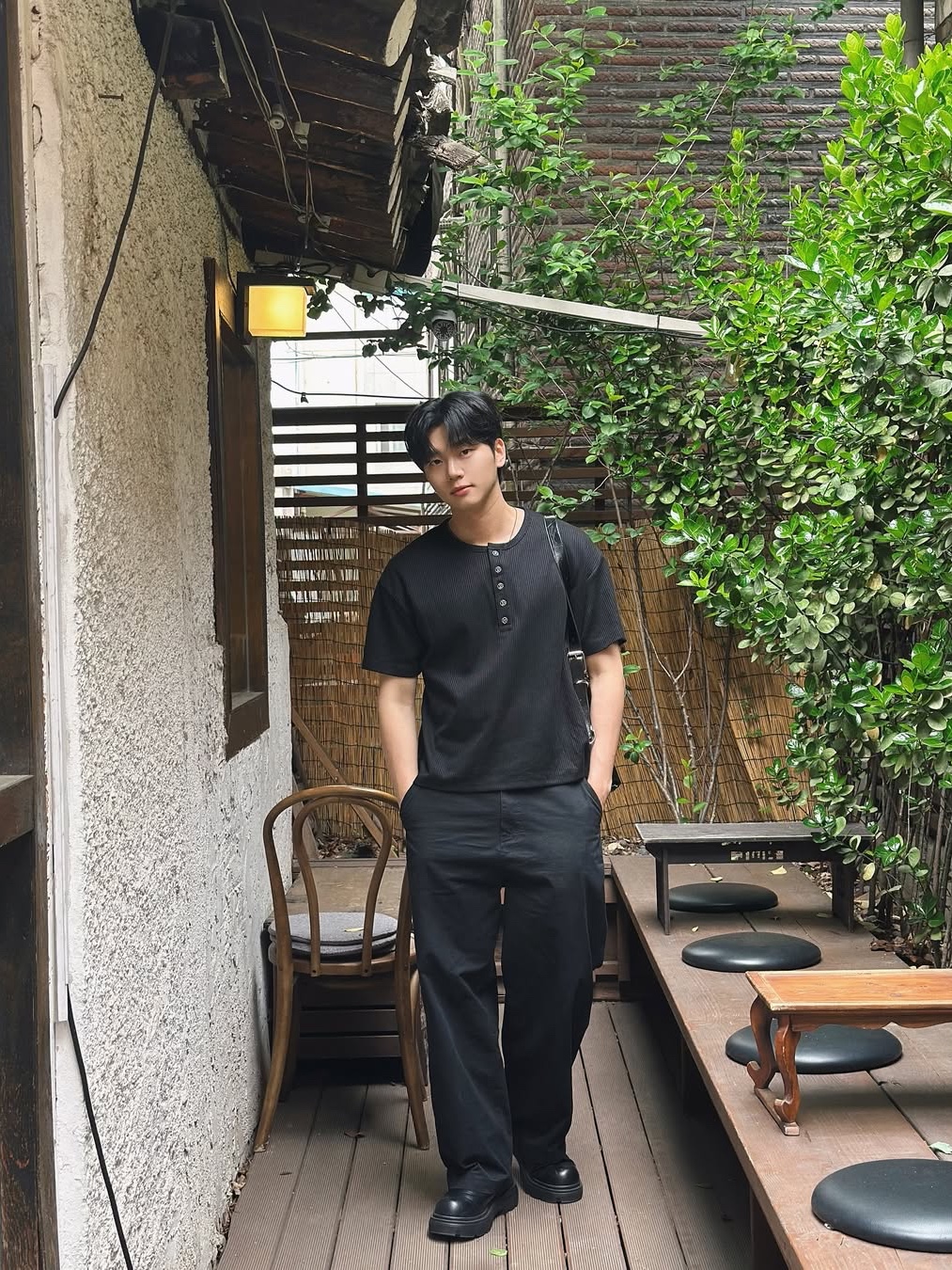 WESLEY HYUSTON W Metal Button Henley Neck Knit Black 착용 스타일 - 3