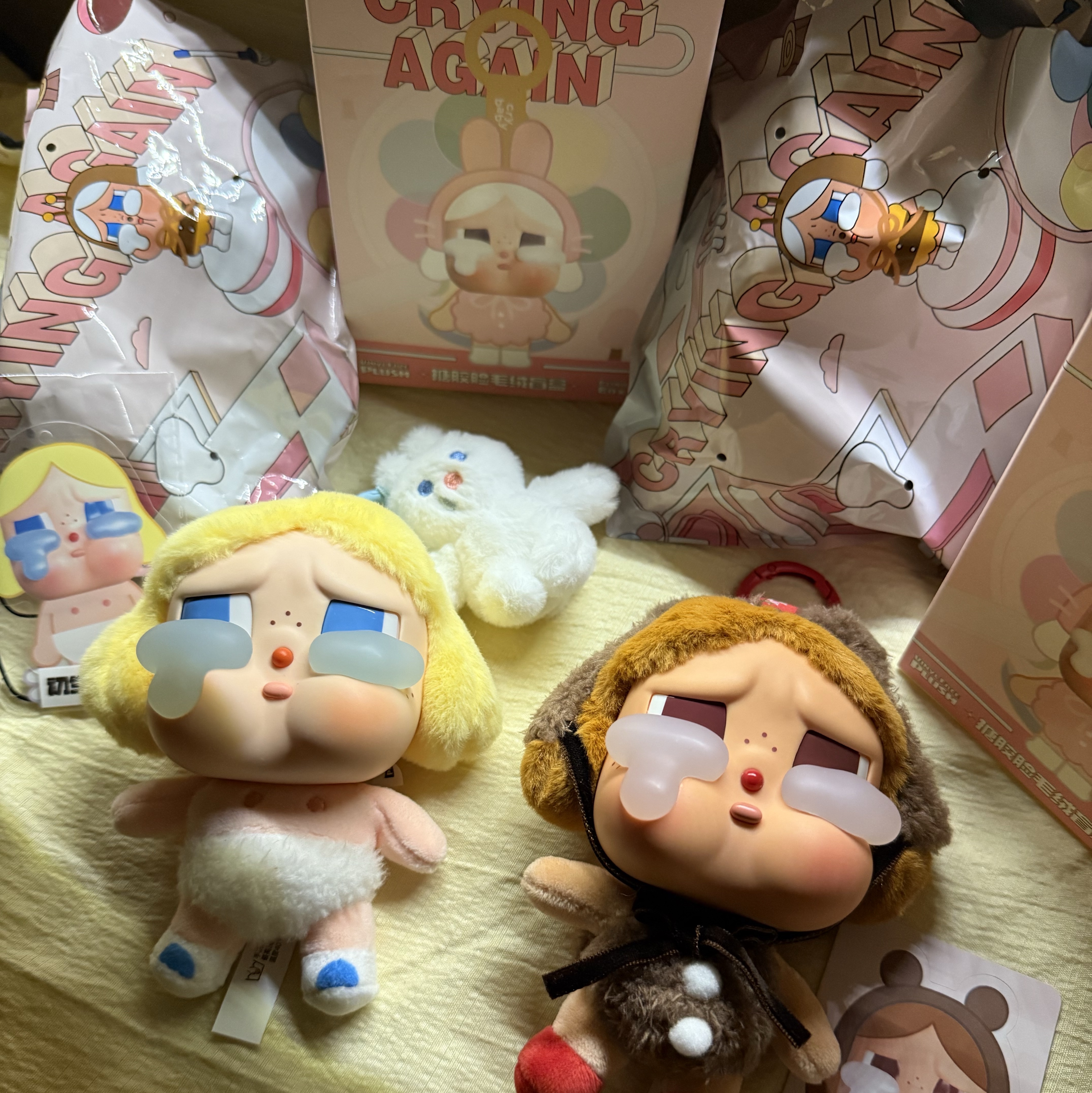 Pop Mart Crybaby Crying Again Series Plush Keyring Baby Blonde (Opened Case), Pop Mart Crybaby Crying Again Series Plush Keyring Love Makes Us Cry (Opened Case) 착용 스타일