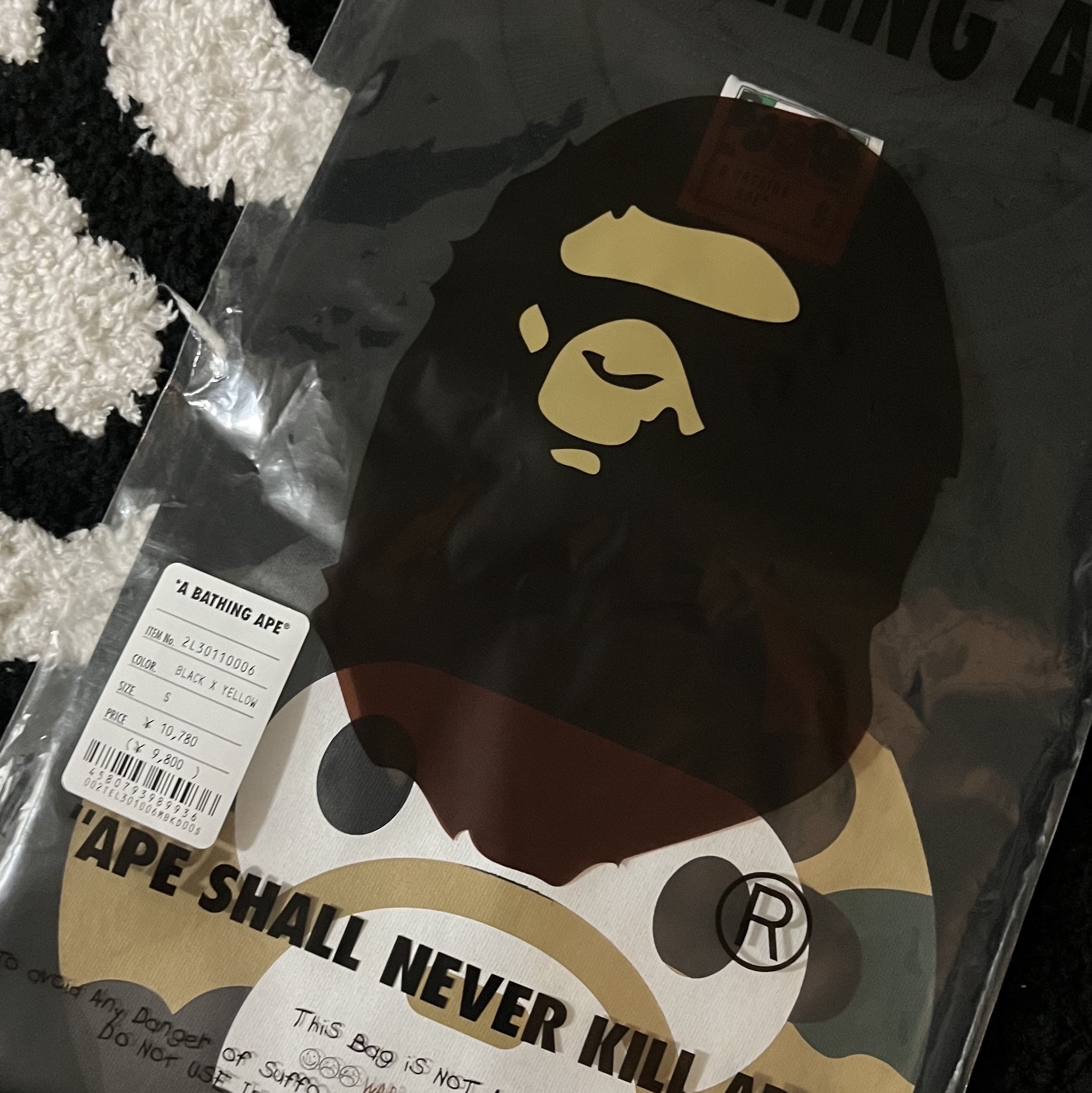BAPE Giant 1st Camo Big Baby Milo T-Shirt Black Yellow 착용 스타일 - 1