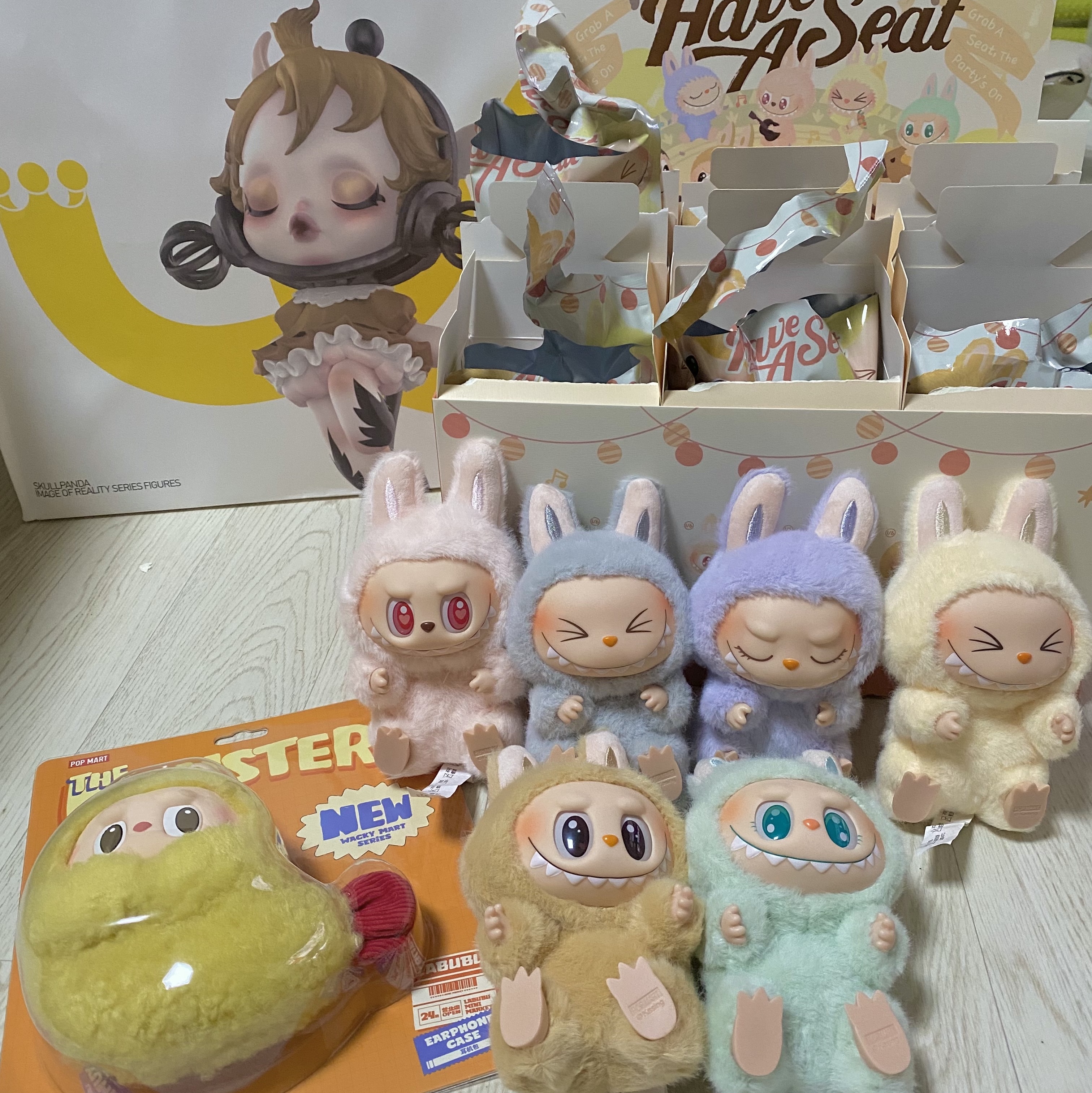 Pop Mart Labubu The Monsters Wacky Mart Series Earphone Case, Pop Mart Labubu Let's Play Together Doll Series Sisi Keyring (Opened Case) 착용 스타일