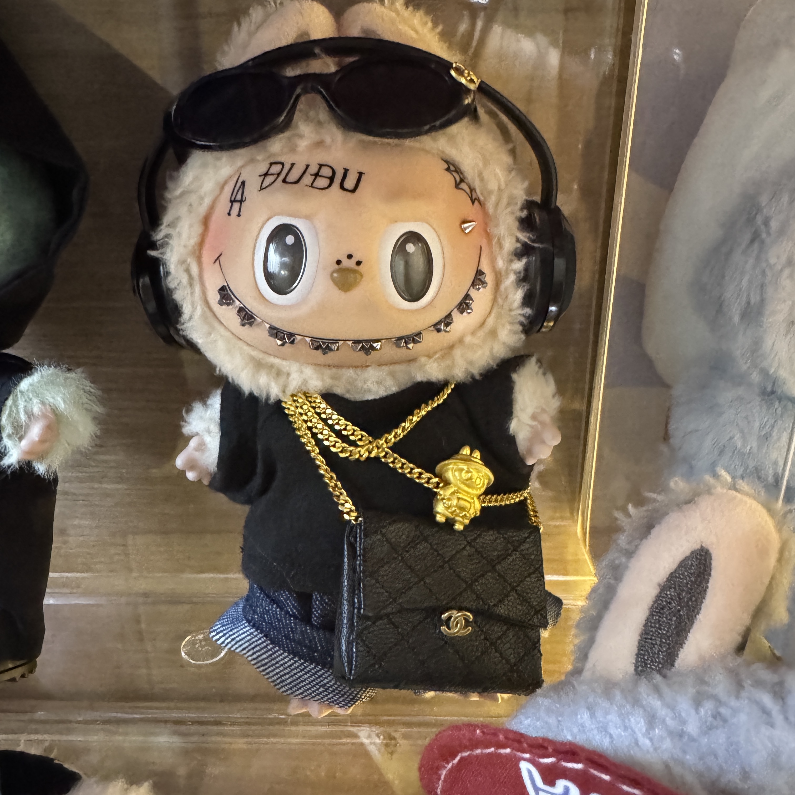 Pop Mart Labubu The Monsters Labubu Tasty Macarons Series Soymilk Keyring 착용 스타일
