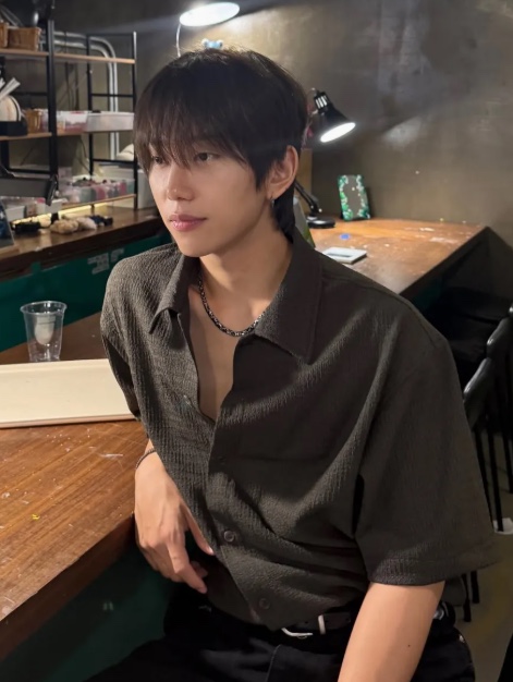 WESLEY HYUSTON Breeze Open Collar Half Knit Shirt Dark Brown 착용 스타일 - 2