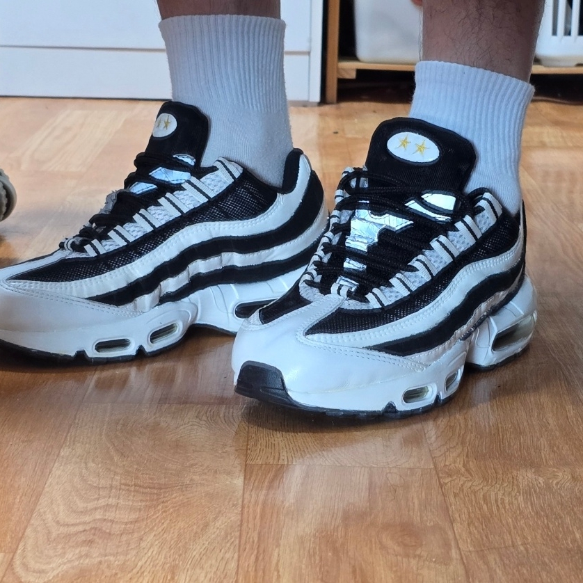 Nike Air Max 95 OG White and Black 착용 스타일 - 2