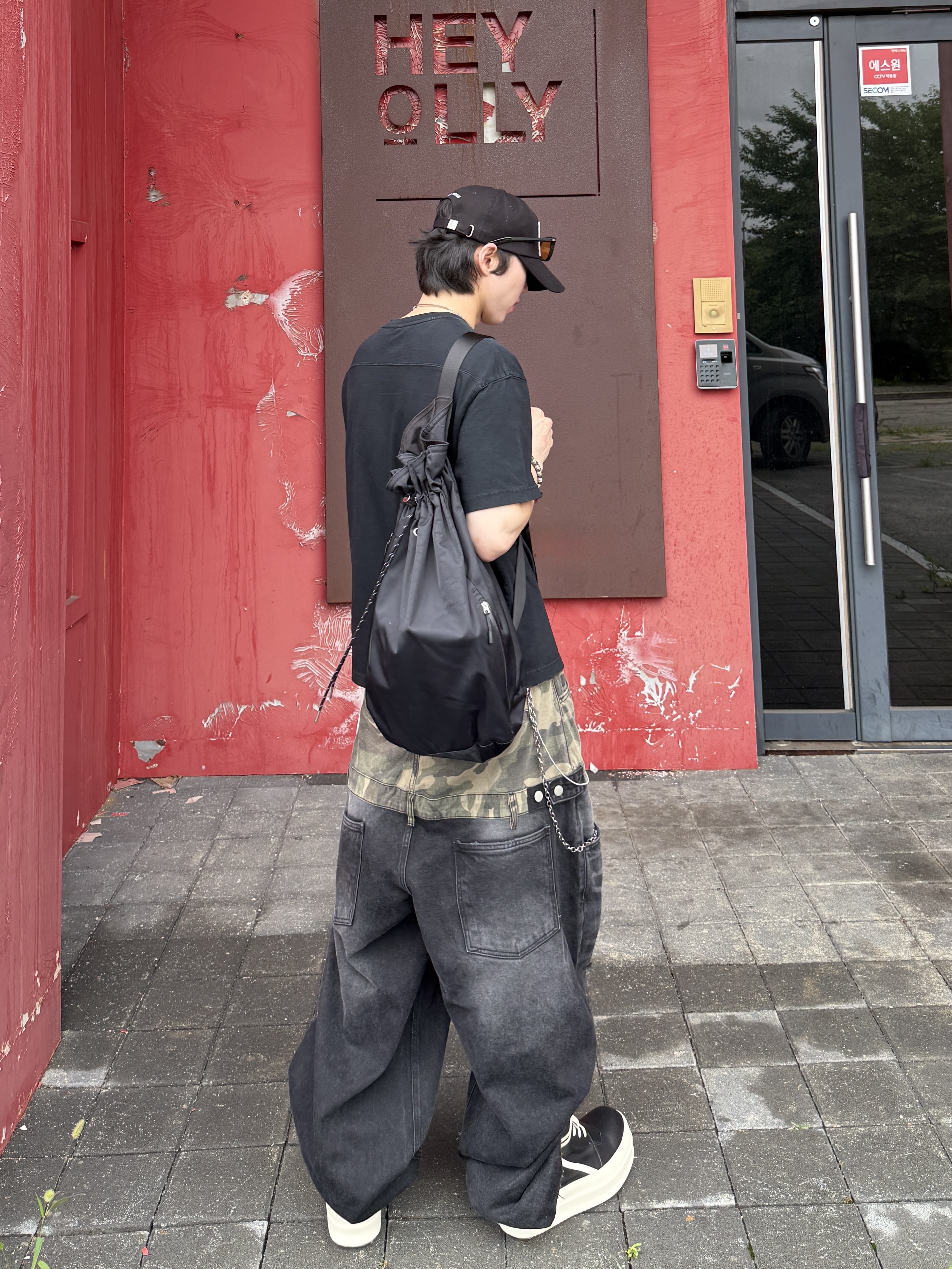[KREAM 단독] Kamien x KOIN SEOUL K Logo Ball Cap Black, Rick Owens Hollywood Mega Bumper Geobasket in Full Grain Calf Leather Black Milk 착용 스타일 - 4