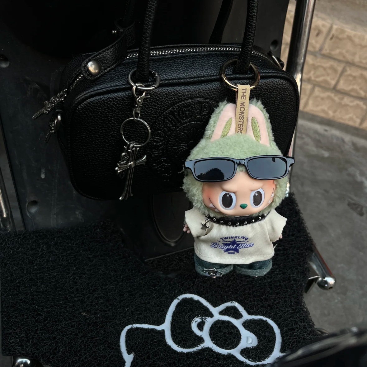 Pop Mart Labubu The Monsters Labubu Tasty Macarons Series Green Grape Keyring 착용 스타일