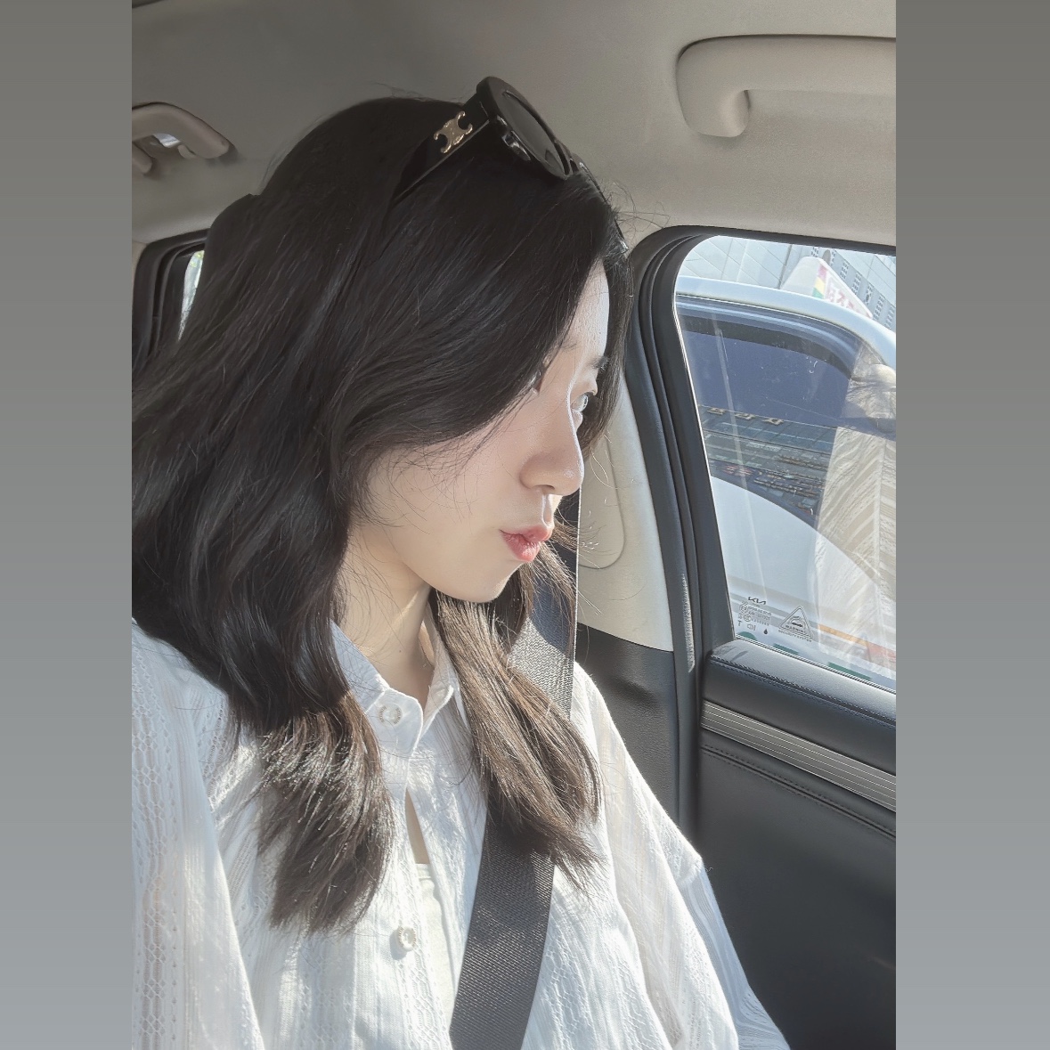 (W) Celine Triomphe 01 Sunglasses in Acetate Black 착용 스타일 - 2