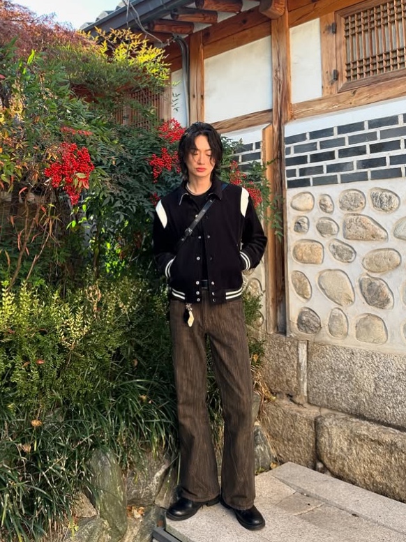 WESLEY HYUSTON Harsh Dyeing Slub Denim Pants Brown 착용 스타일 - 2