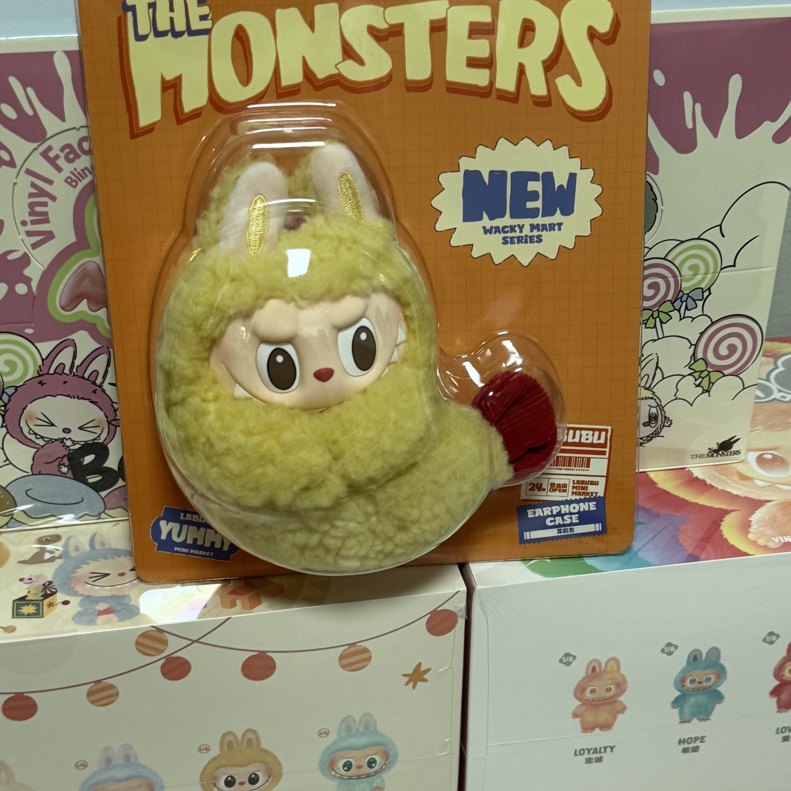Pop Mart The Monsters Labubu Tasty Macarons Series Sealed Case (Bundle of 4/1 Blind Box), Pop Mart Labubu The Monsters Highlight Series Sealed Case (1 Blind Box) 착용 스타일