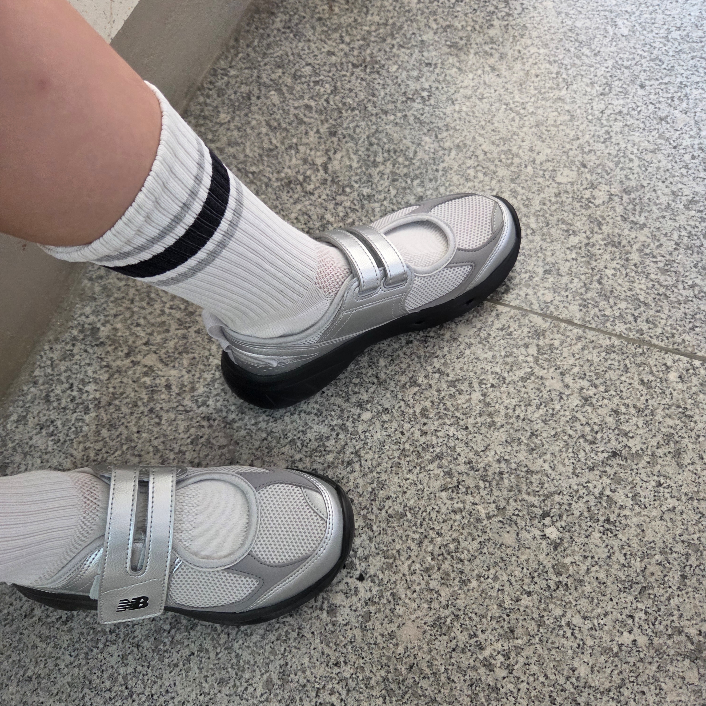 (W) New Balance Breeze SD2202 Metalic Silver 착용 스타일