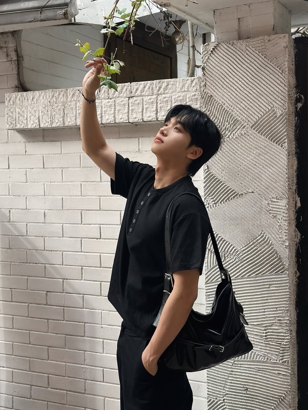 WESLEY HYUSTON W Metal Button Henley Neck Knit Black 착용 스타일 - 2