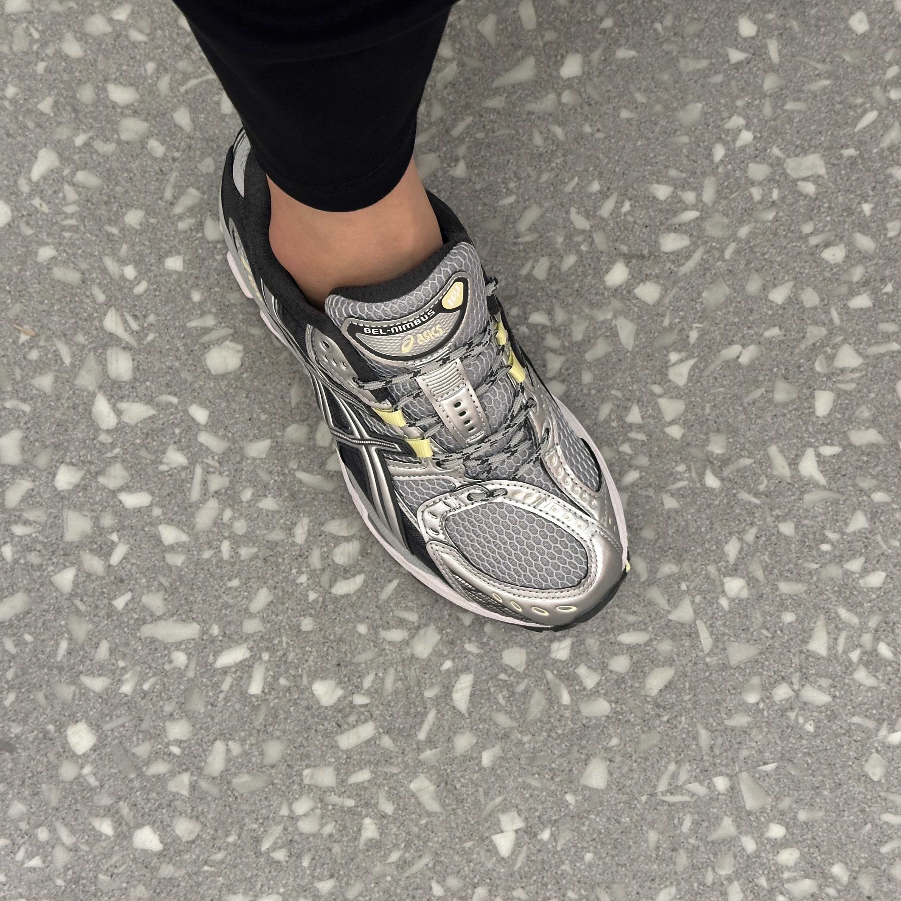 Asics Gel-Nimbus 10.1 Piedmont Grey Graphite Grey 착용 스타일 - 1