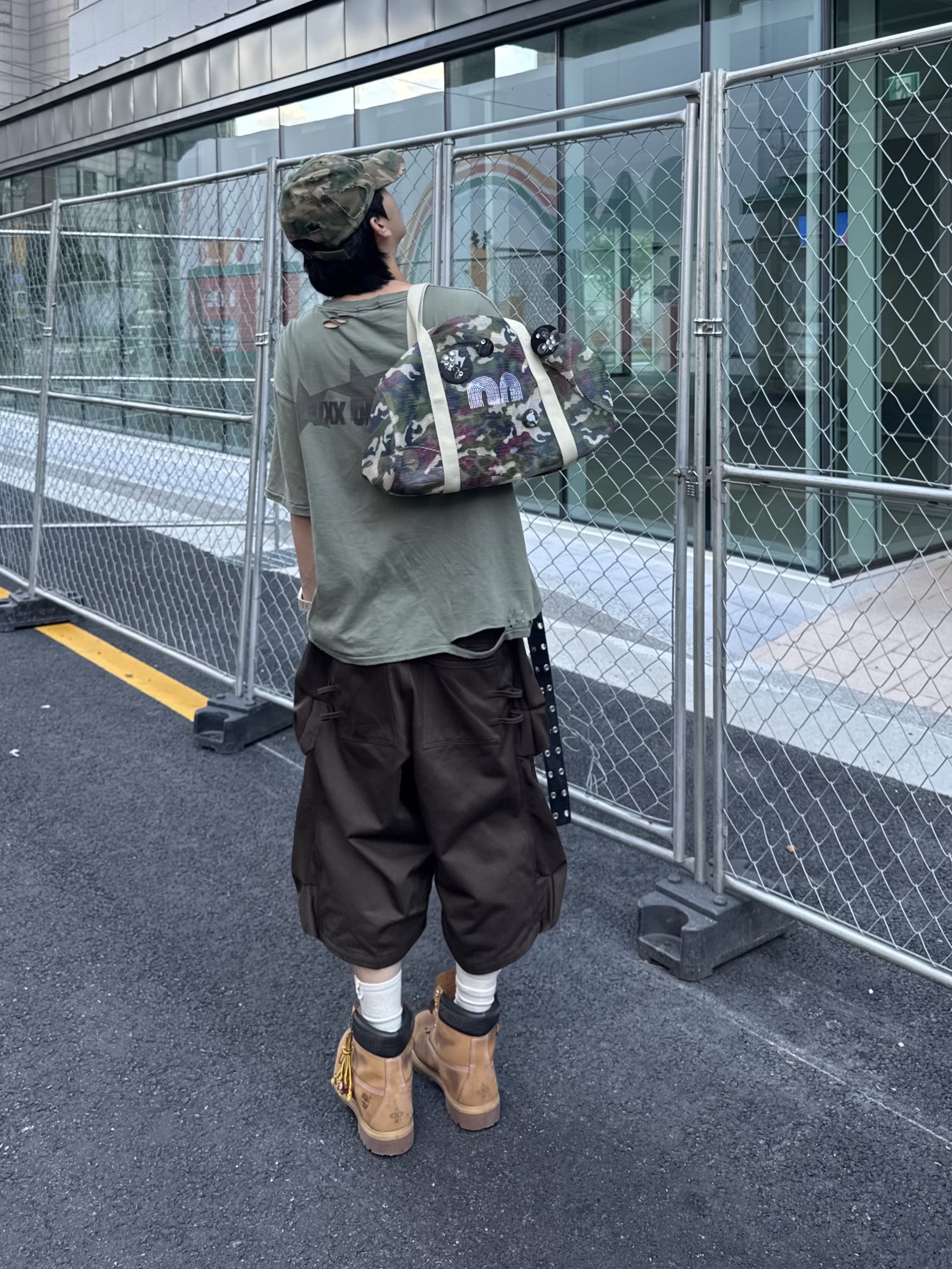 Kamien Goguma Bermuda Pants Olive Brown, Kamien x MJD Double Hole Belt Black Shearling Calfskin 착용 스타일 - 2