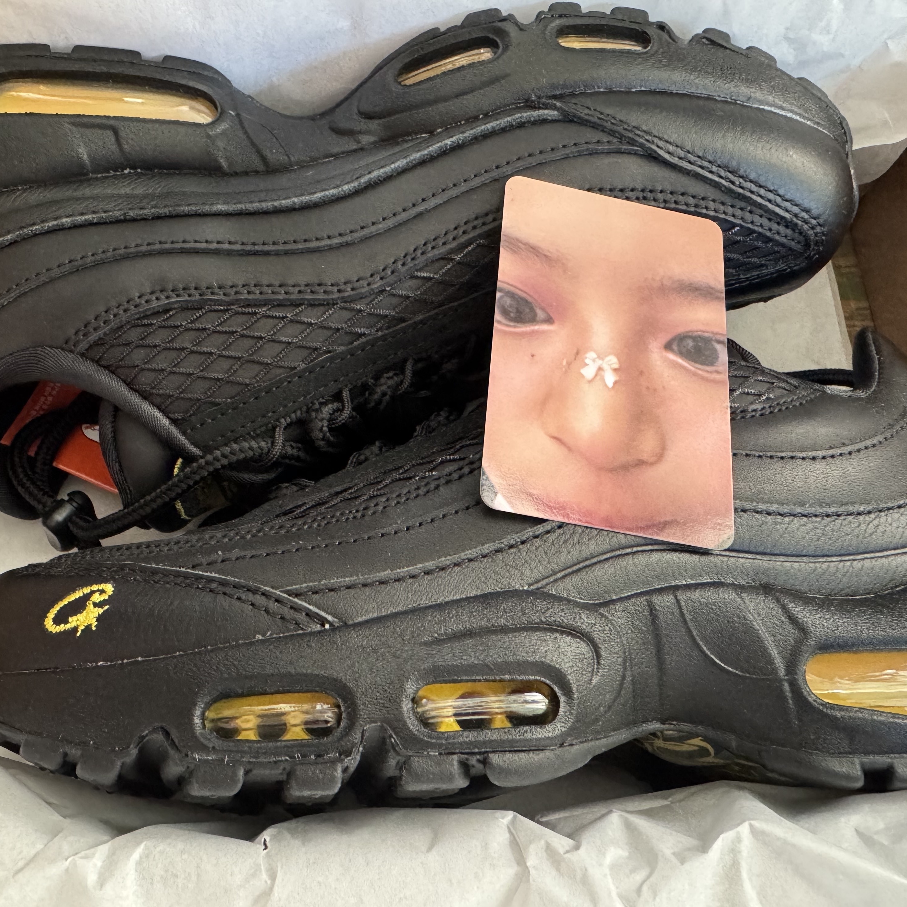 Nike x Corteiz Air Max 95 Black and Tour Yellow, NewJeans The Fairy Association Season’s Greetings 2025 착용 스타일 - 1