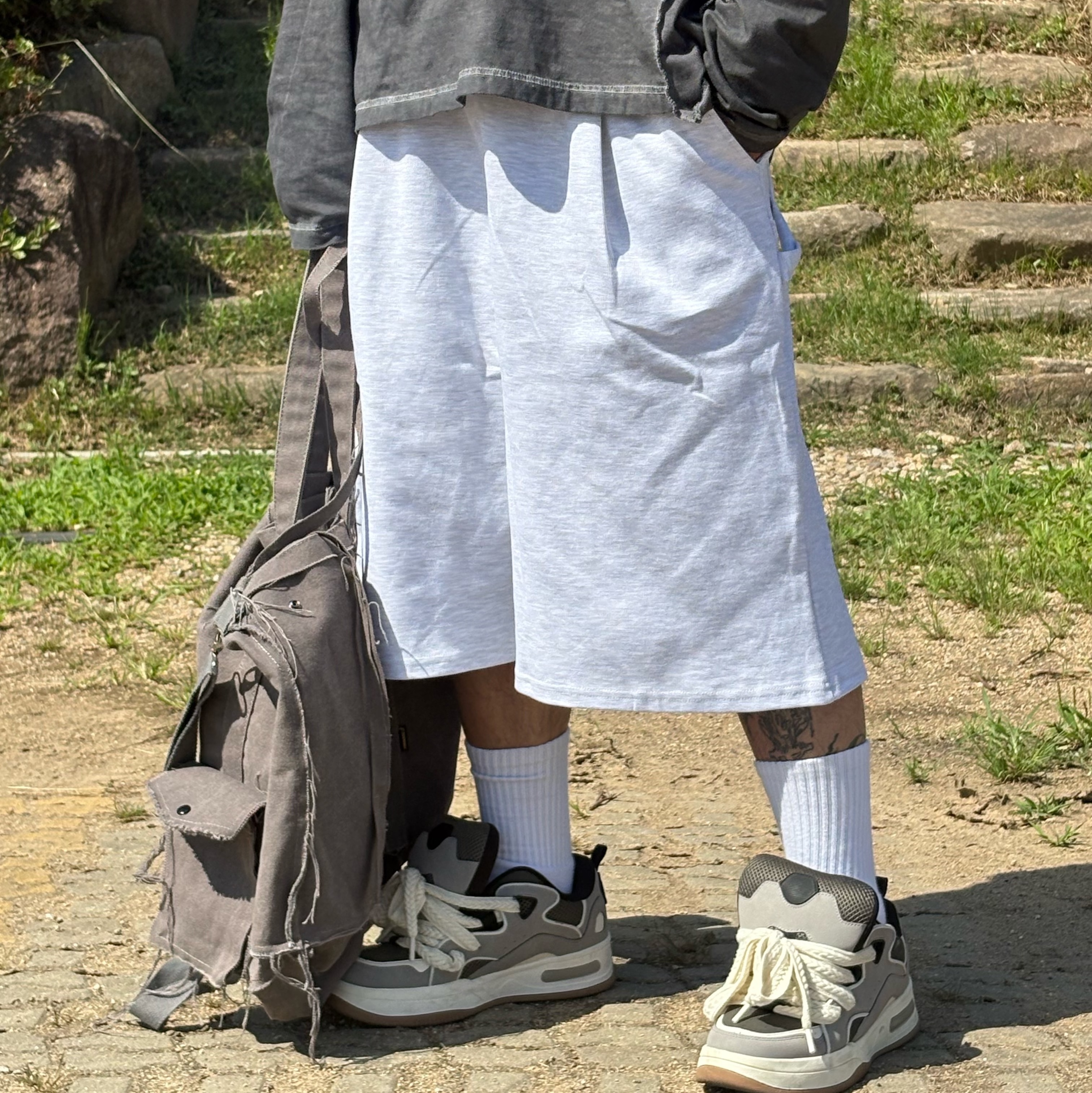 DEFGARMENTS Label Point Rib Beanie White 착용 스타일 - 2