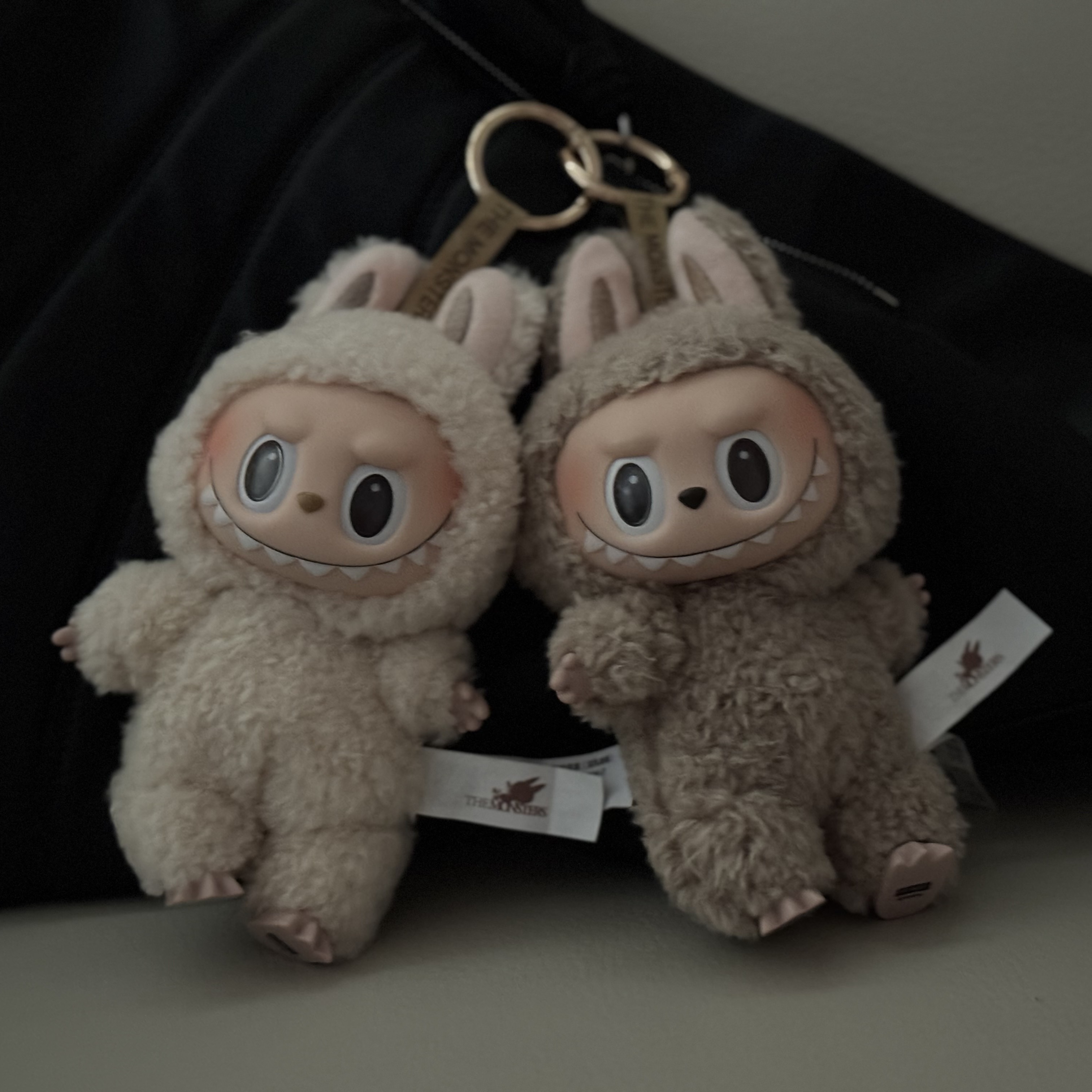 Pop Mart Labubu The Monsters Labubu Tasty Macarons Series Toffe Keyring, Pop Mart Labubu The Monsters Labubu Tasty Macarons Series Soymilk Keyring 착용 스타일