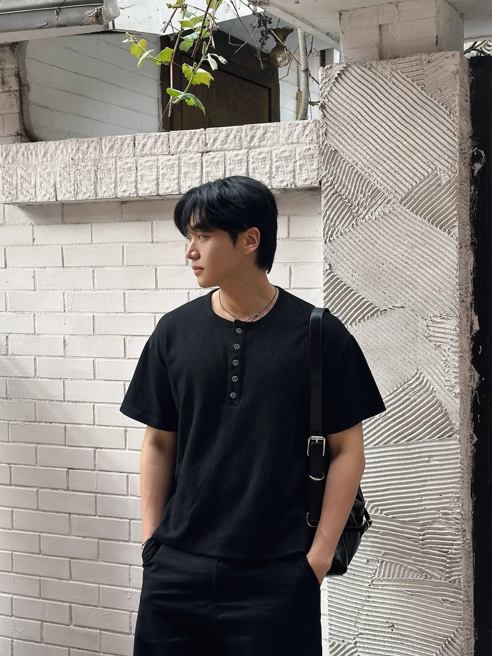 WESLEY HYUSTON W Metal Button Henley Neck Knit Black 착용 스타일 - 1