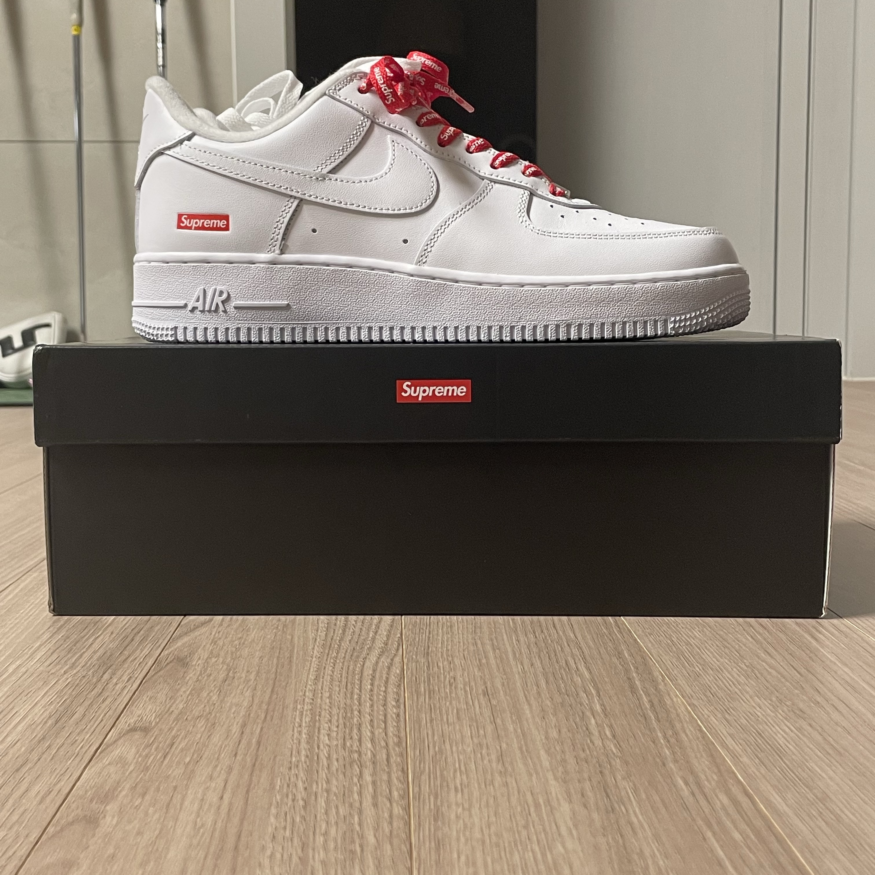 Nike x Supreme Air Force 1 Low White 착용 스타일 - 2