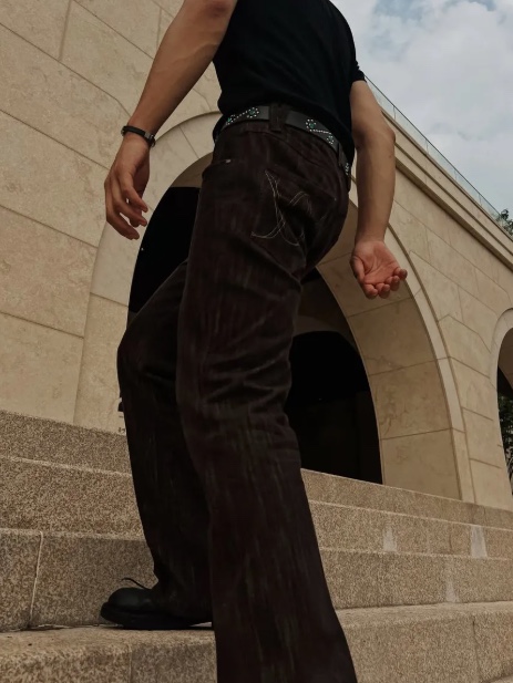 WESLEY HYUSTON Harsh Dyeing Slub Denim Pants Brown 착용 스타일 - 2
